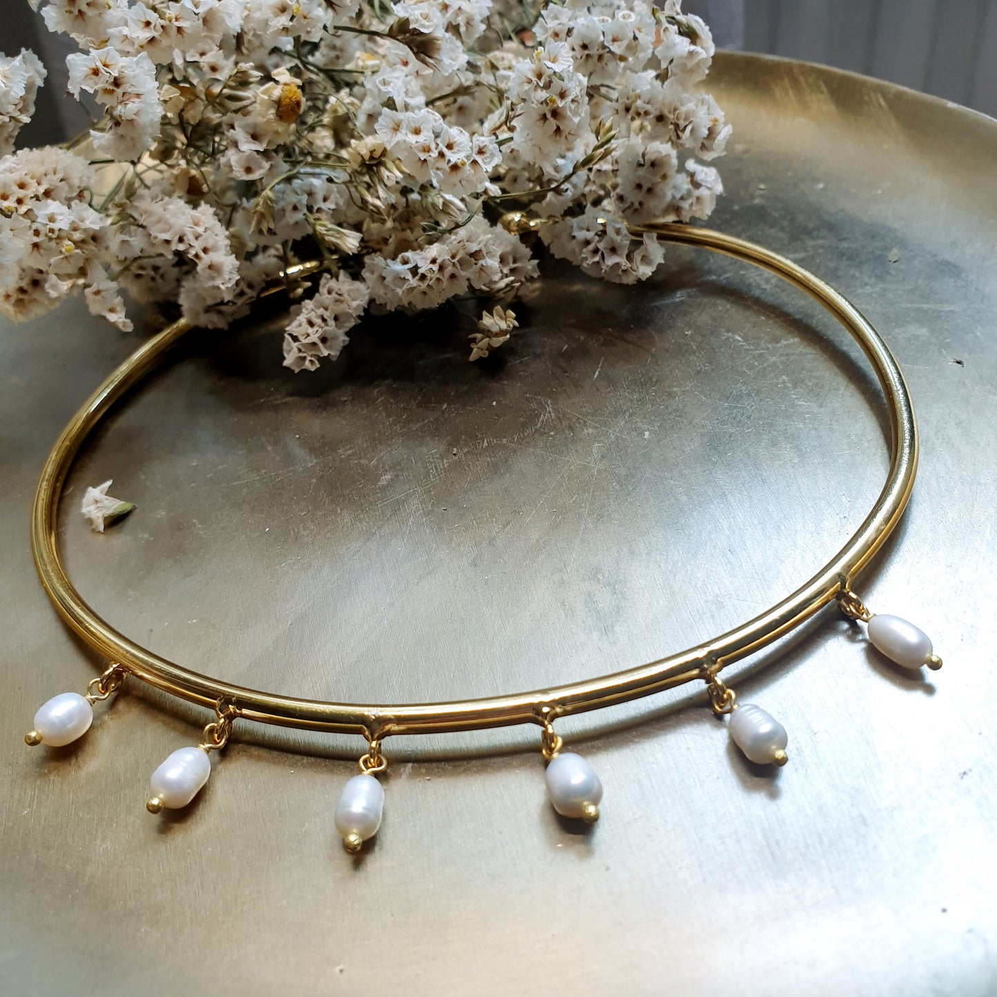 Girocollo in ottone placcato oro con perle di fiume