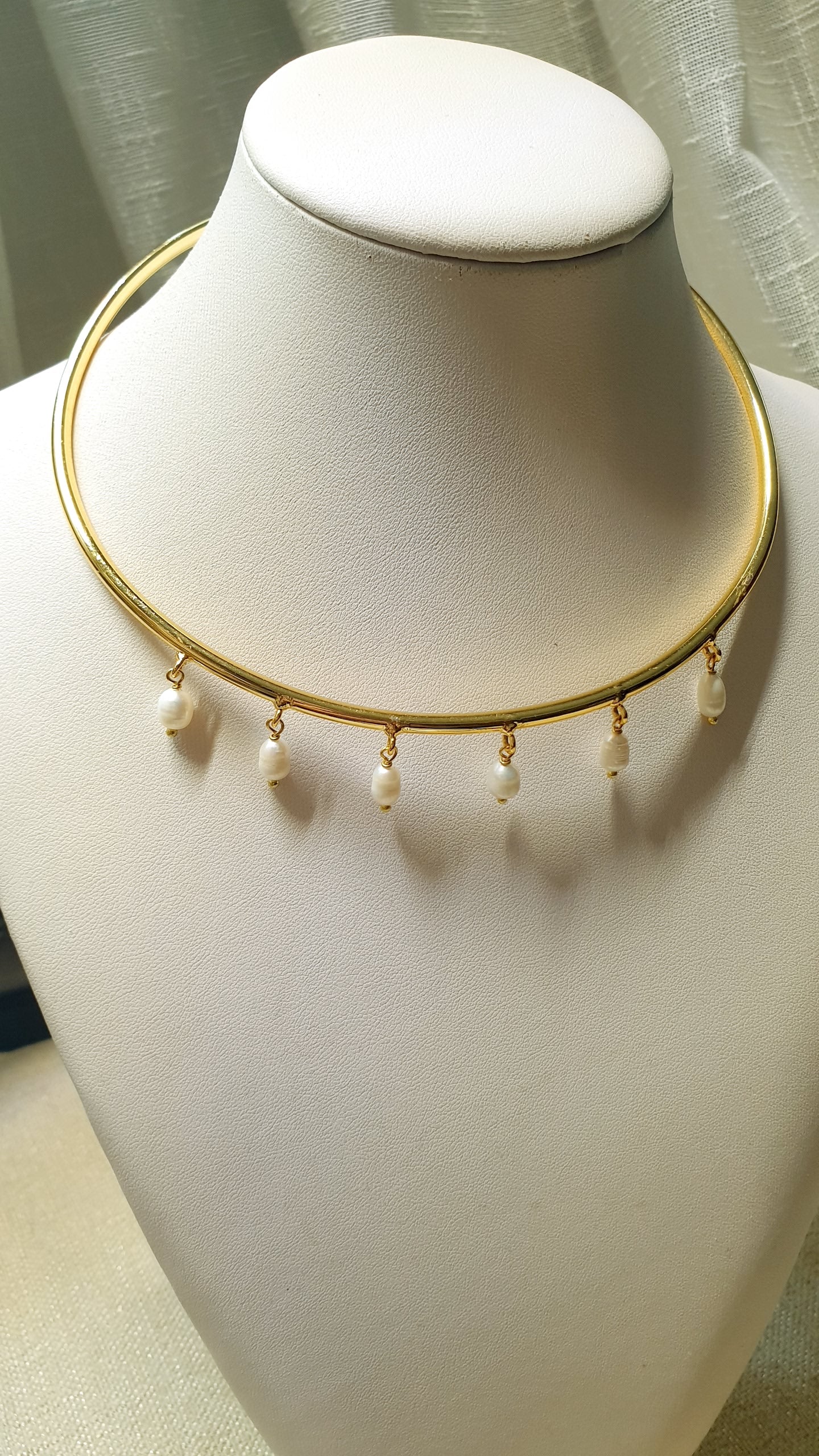 Girocollo in ottone placcato oro con perle di fiume