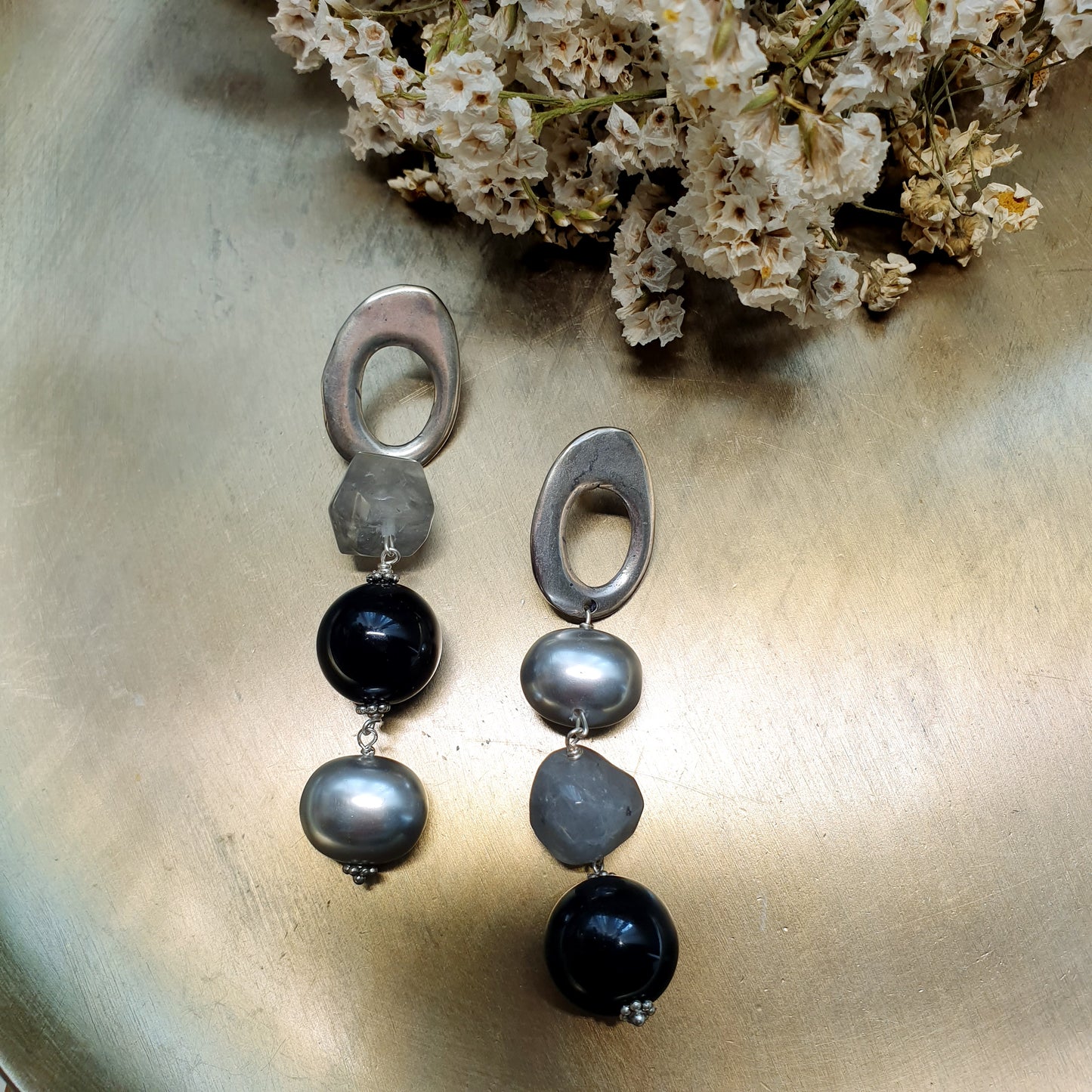 Orecchini in ottone con quarzo grigio, resina e perle di Maiorca grigie.