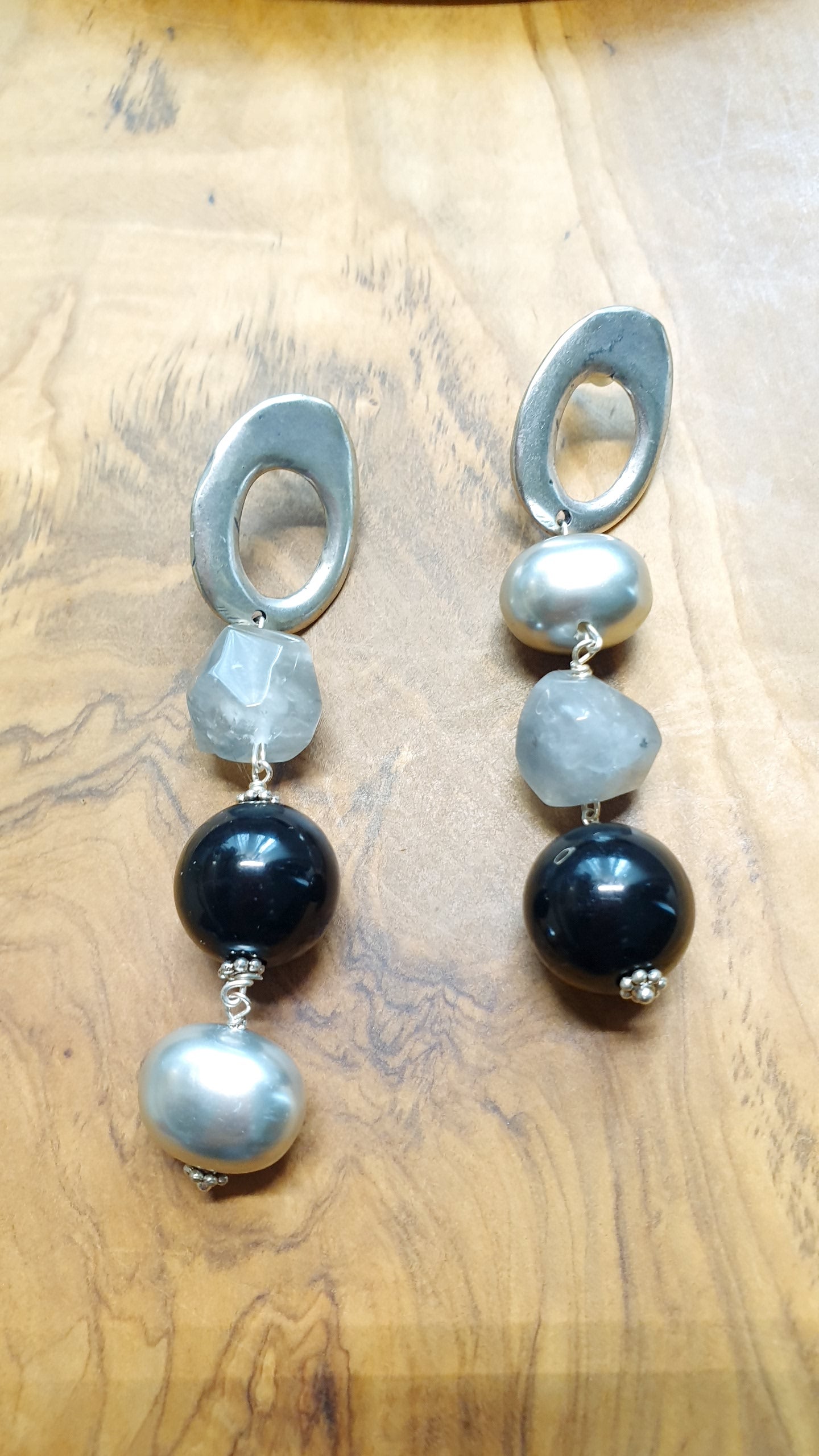 Orecchini in ottone con quarzo grigio, resina e perle di Maiorca grigie.