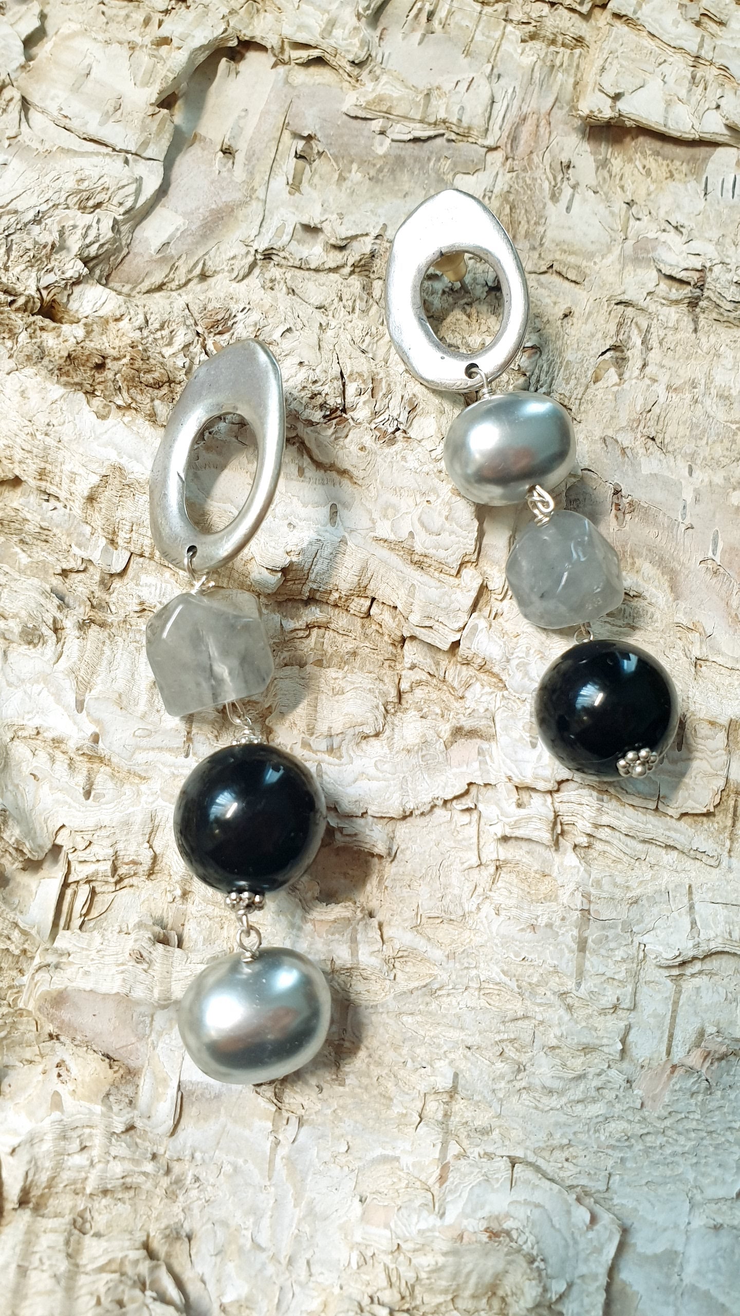 Orecchini in ottone con quarzo grigio, resina e perle di Maiorca grigie.