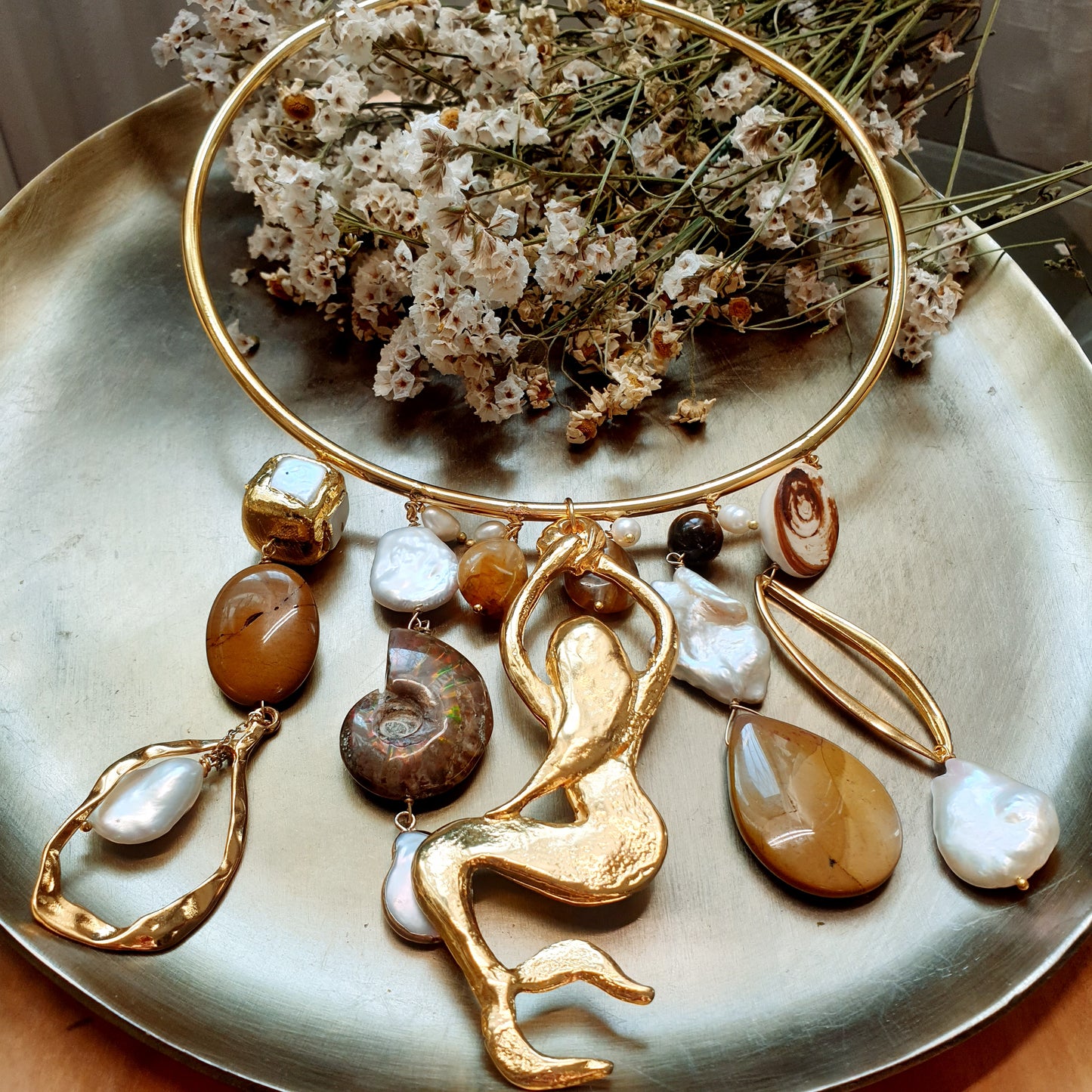Girocollo con sirena placcato oro con mokaite, ammonite, perle barocche