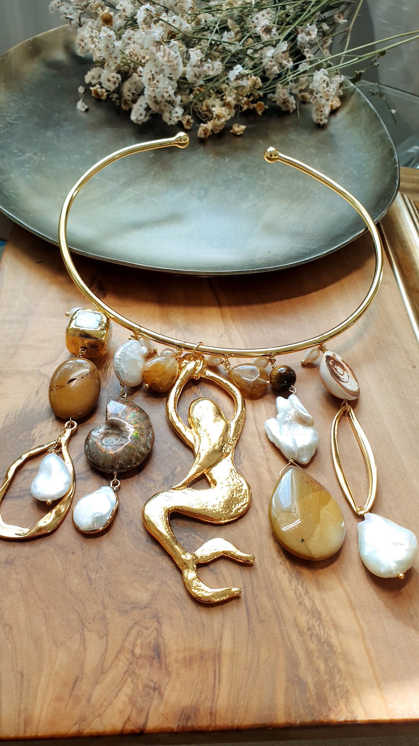 Girocollo con sirena placcato oro con mokaite, ammonite, perle barocche