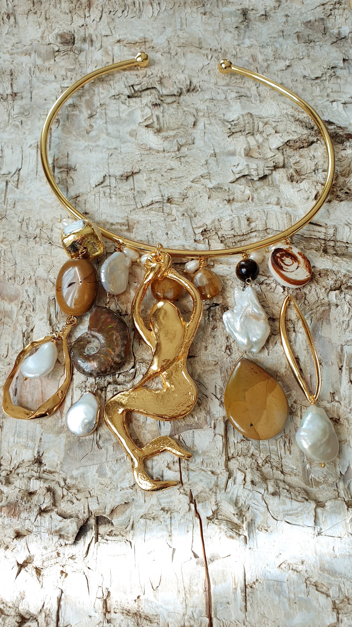 Girocollo con sirena placcato oro con mokaite, ammonite, perle barocche