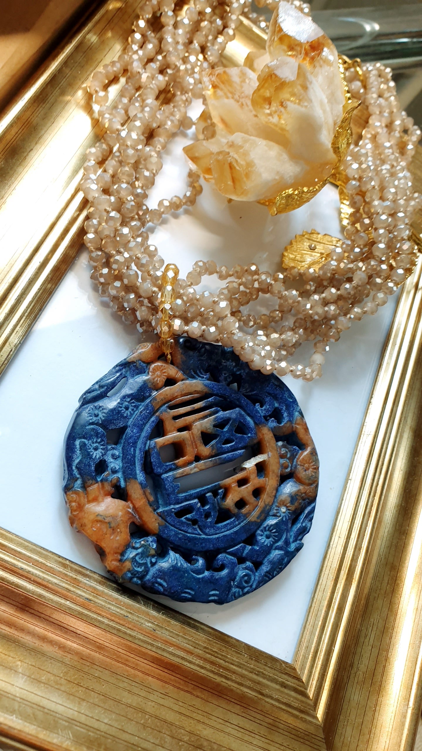 Girocollo di cristallini con giada intagliata