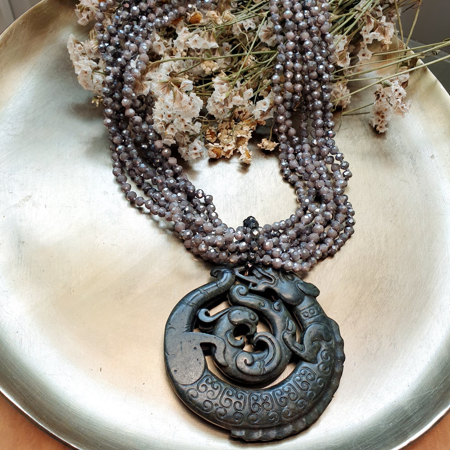 Girocollo di cristallini grigi con giada intagliata