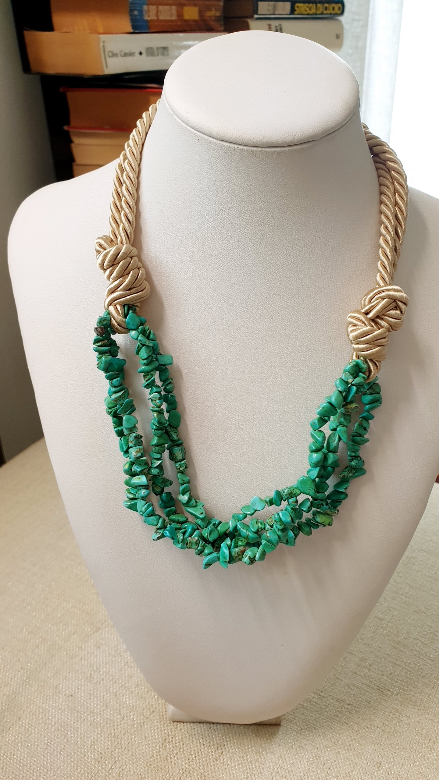 Girocollo in seta con pietre dure o perle.