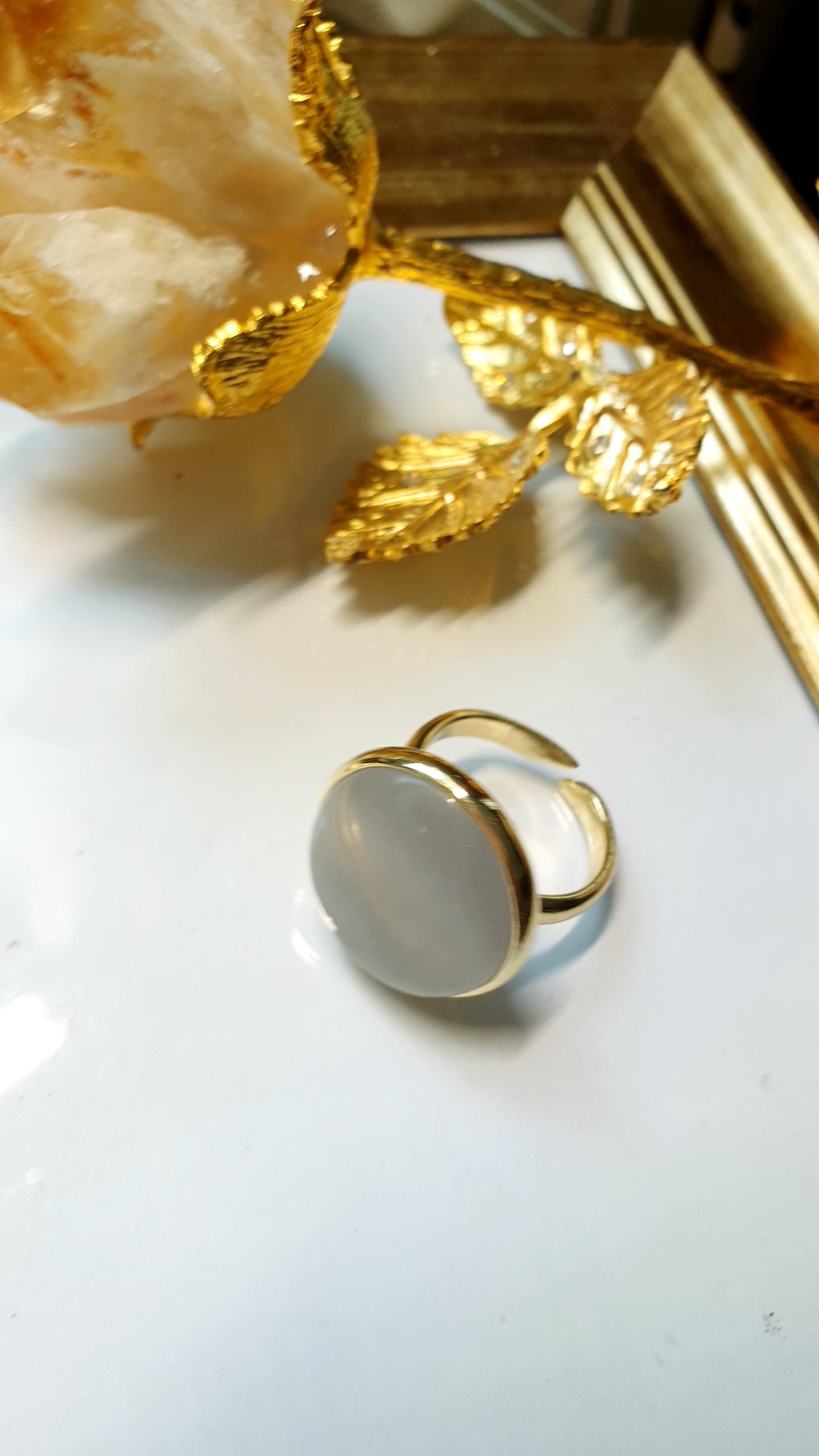 Anello in ottone con occhio di gatto grigio