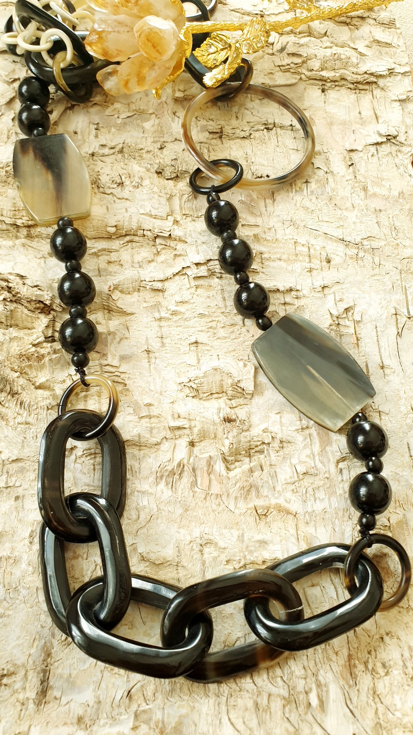 Lunga collana in corno