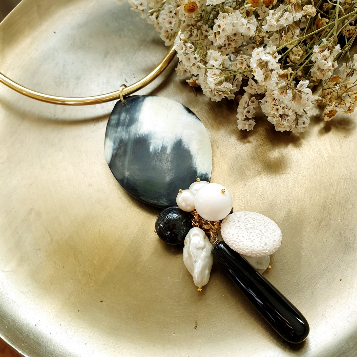 Girocollo dorato con corno, onice, perle, piatra lavica-