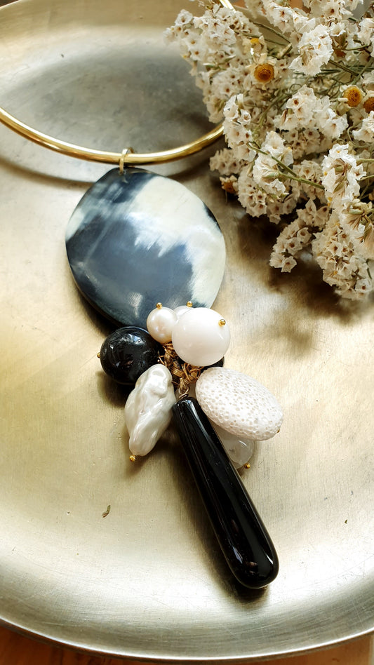 Girocollo dorato con corno, onice, perle, piatra lavica-