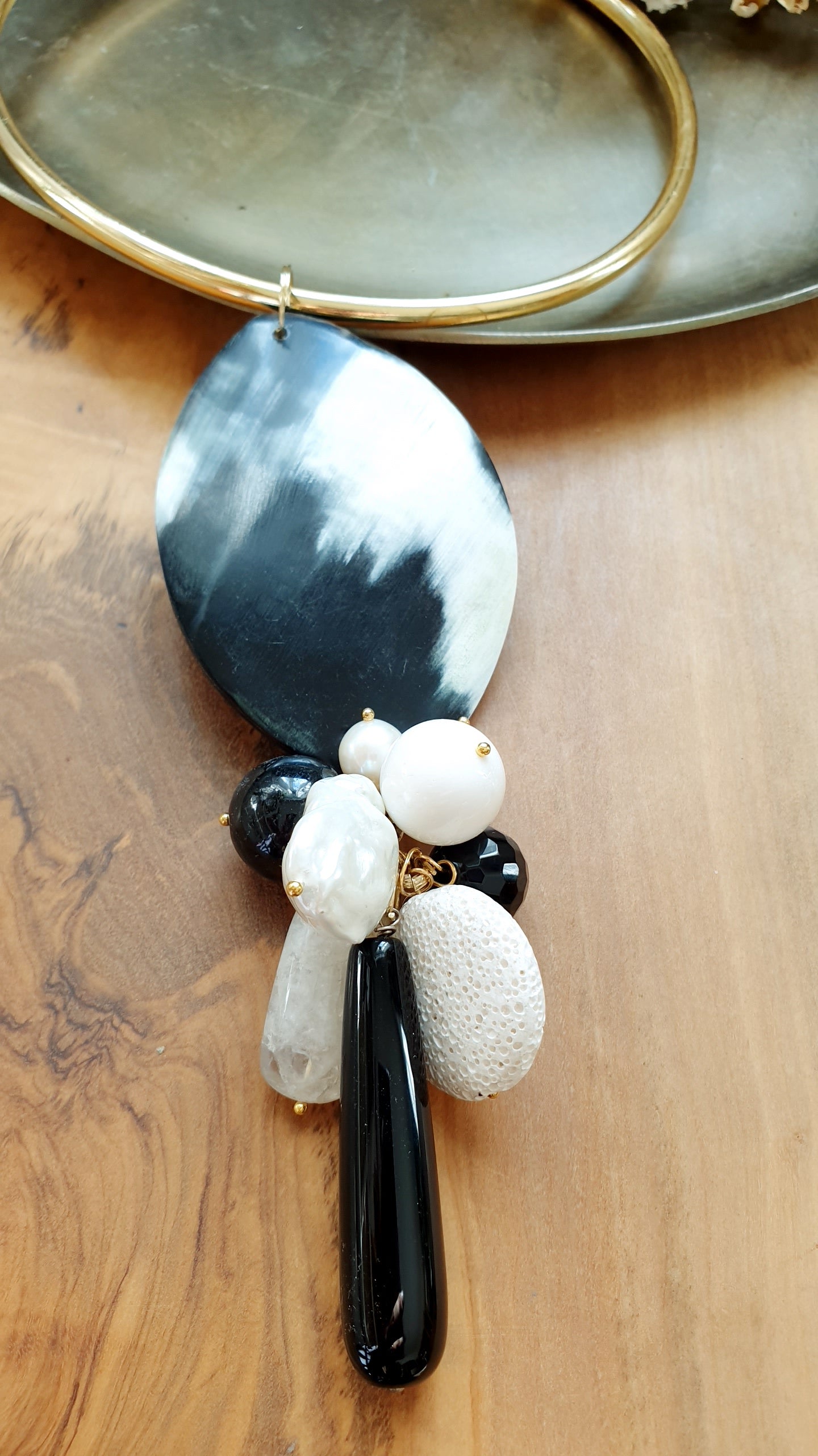 Girocollo dorato con corno, onice, perle, piatra lavica-