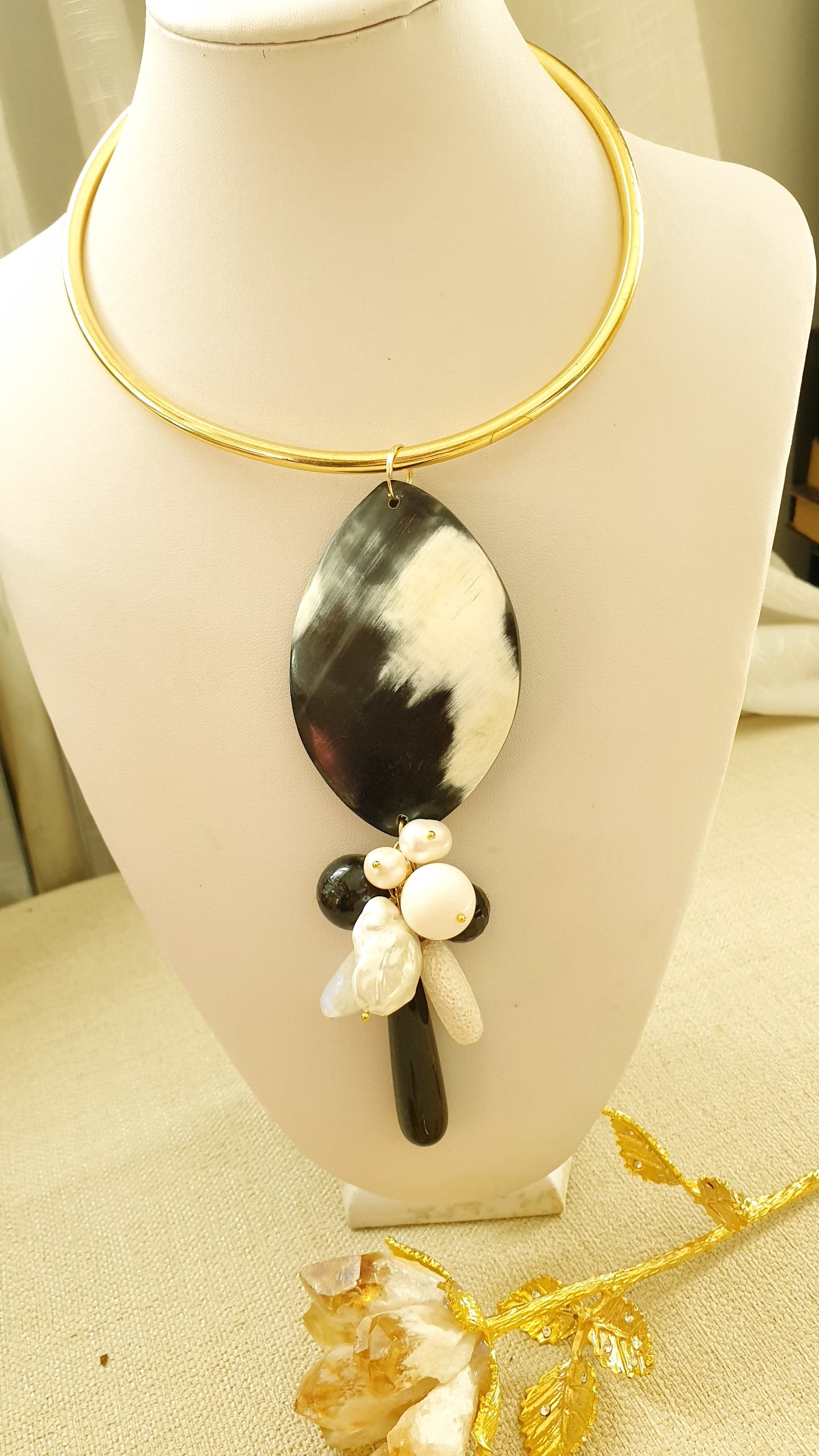 Girocollo dorato con corno, onice, perle, piatra lavica-