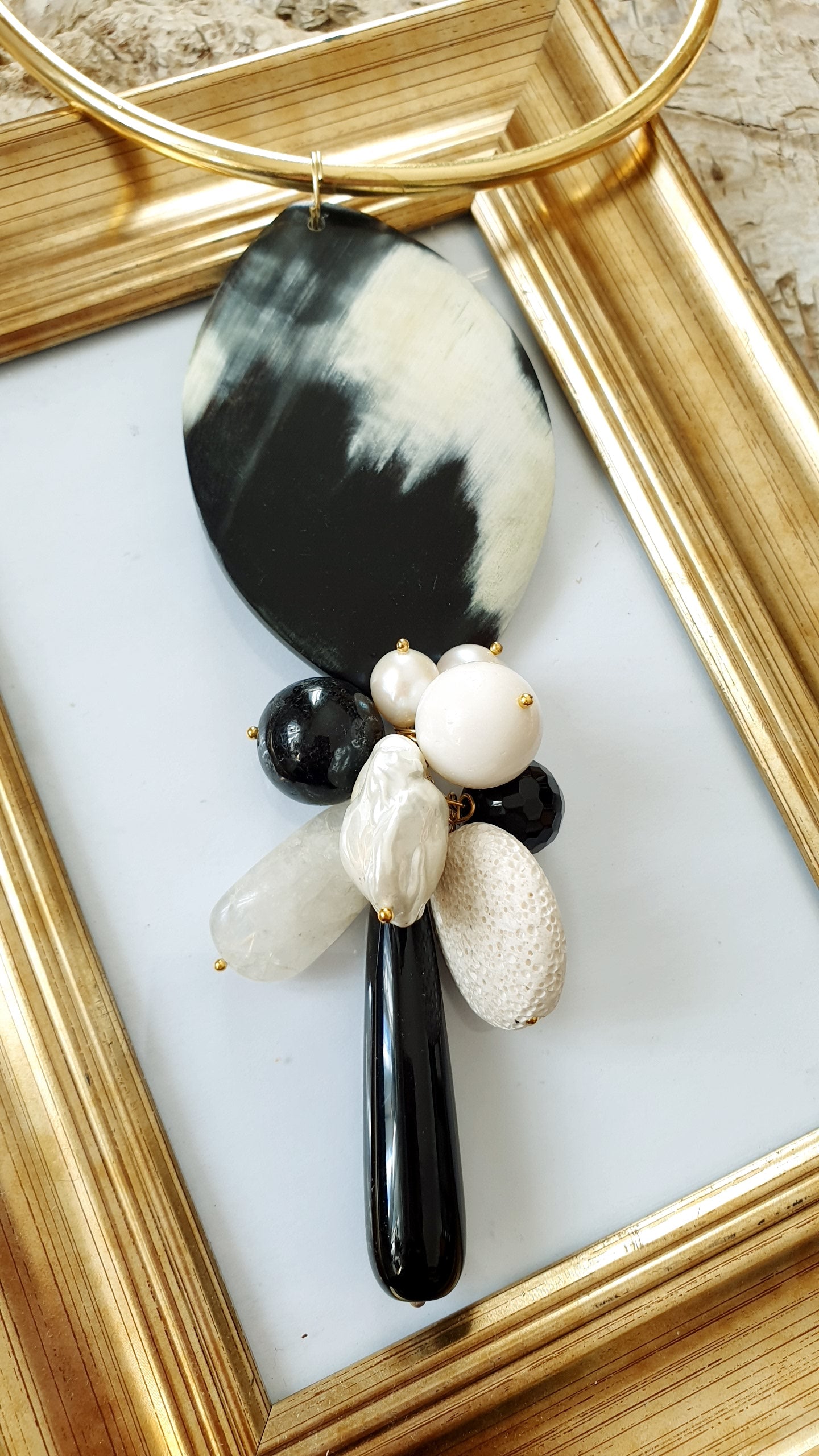 Girocollo dorato con corno, onice, perle, piatra lavica-