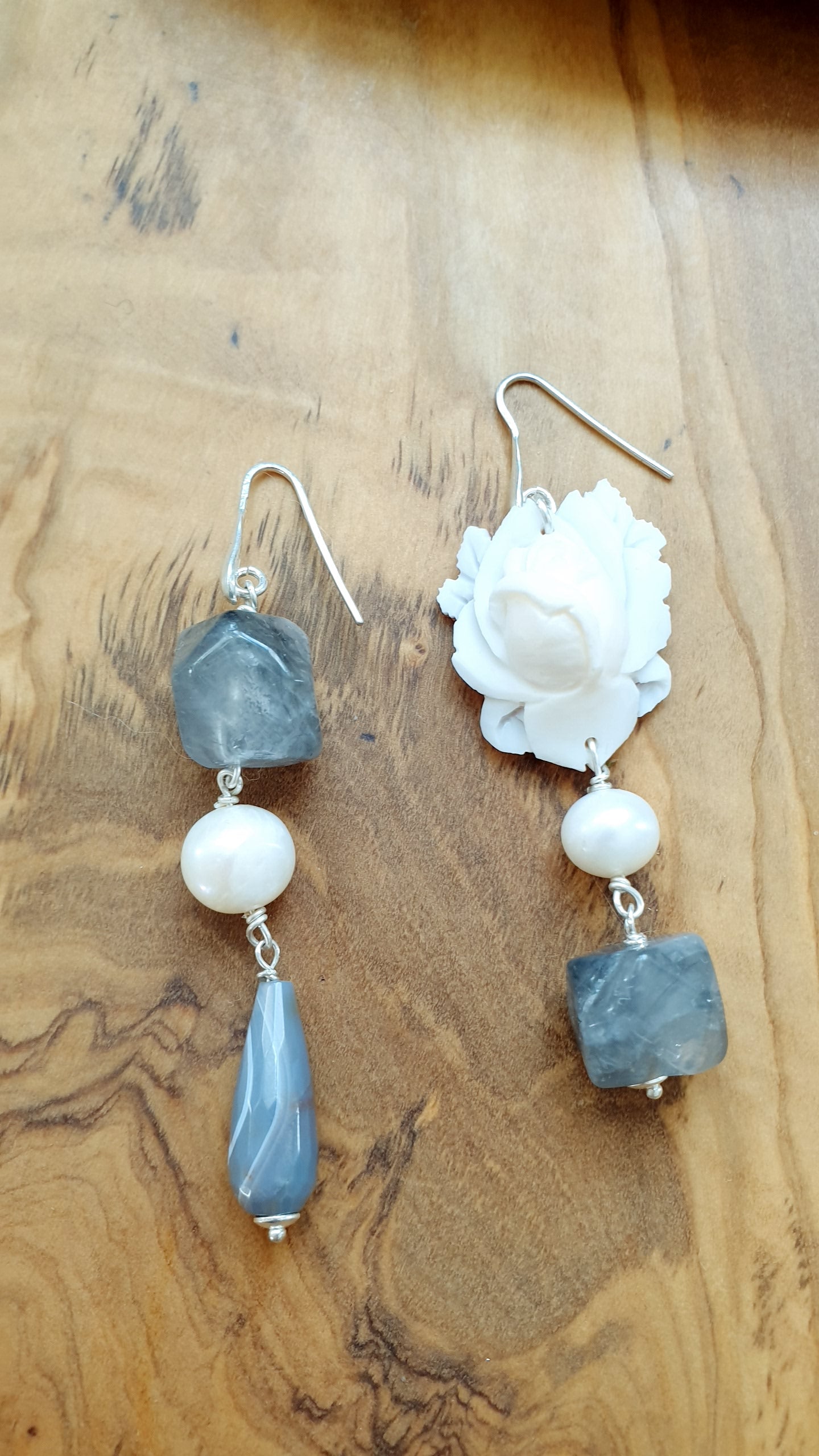 Orecchini in argento con cammeo agate grigie, perle