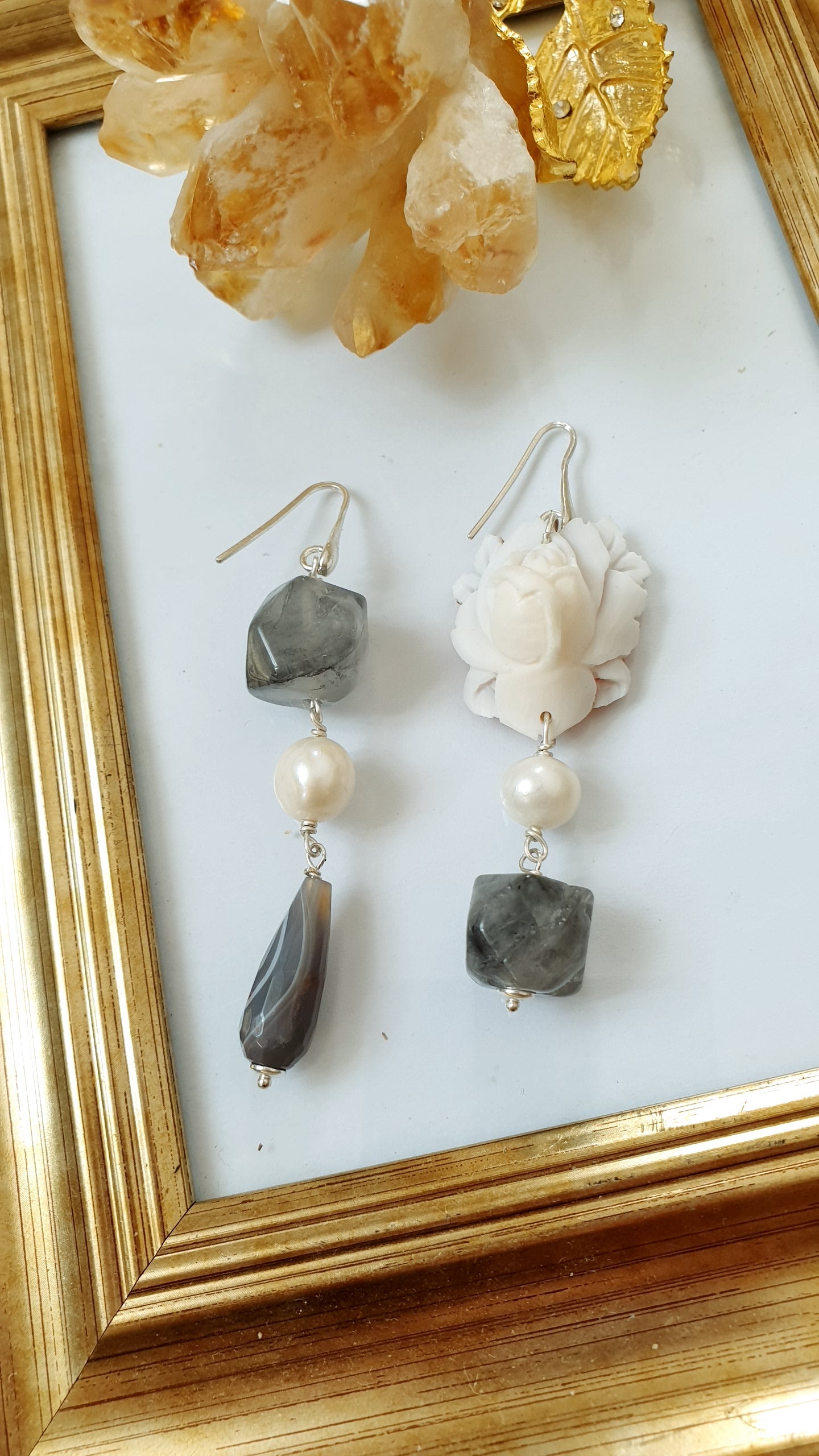 Orecchini in argento con cammeo agate grigie, perle