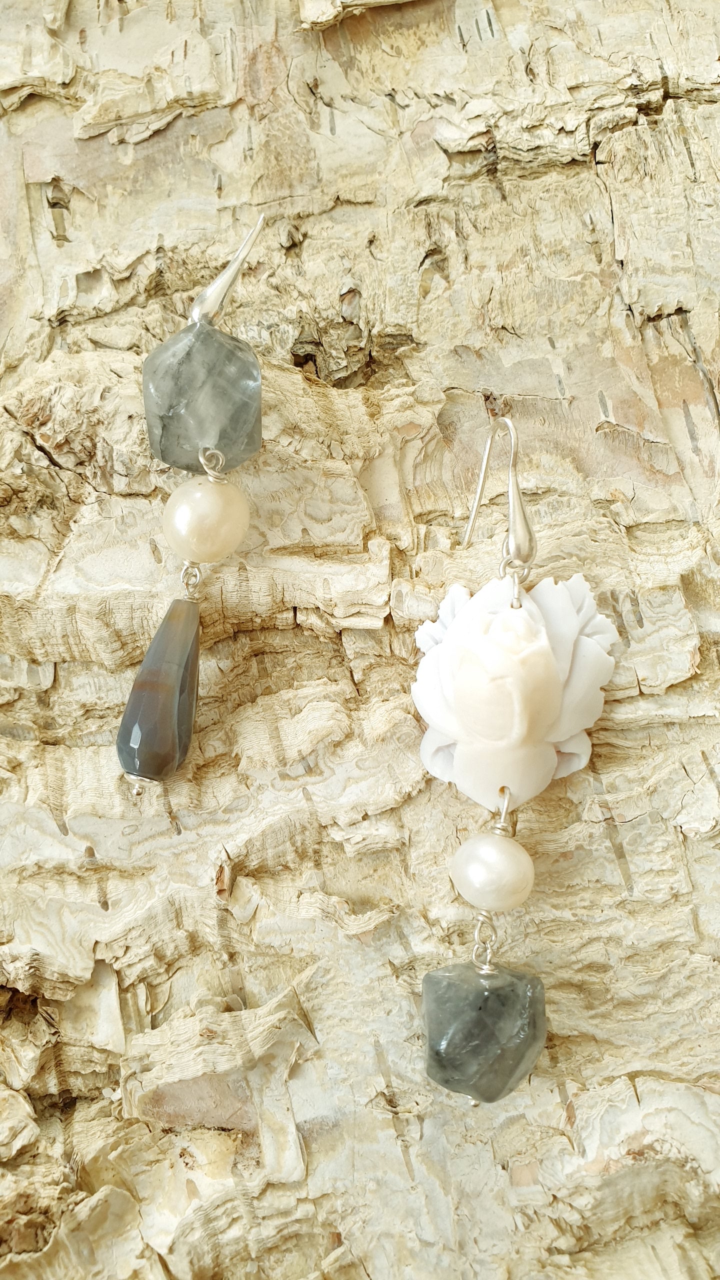 Orecchini in argento con cammeo agate grigie, perle