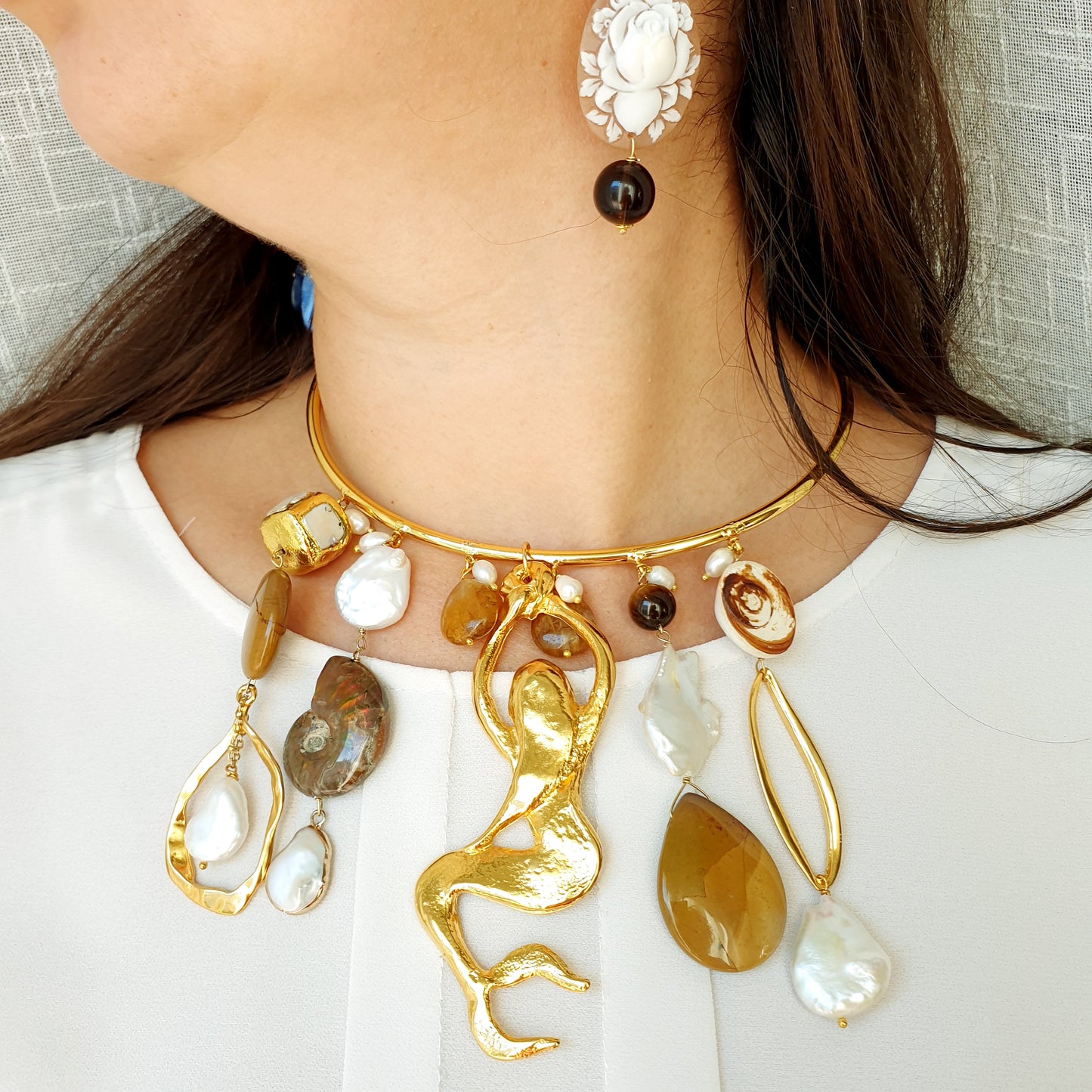 Girocollo con sirena placcato oro con mokaite, ammonite, perle barocche