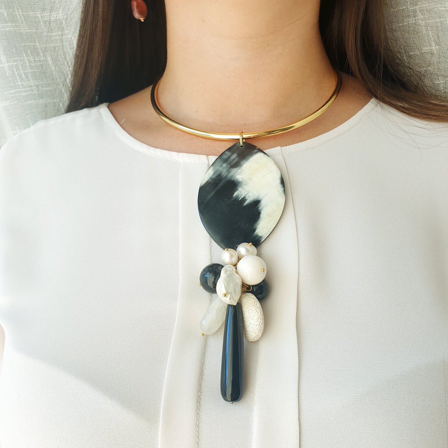 Girocollo dorato con corno, onice, perle, piatra lavica-