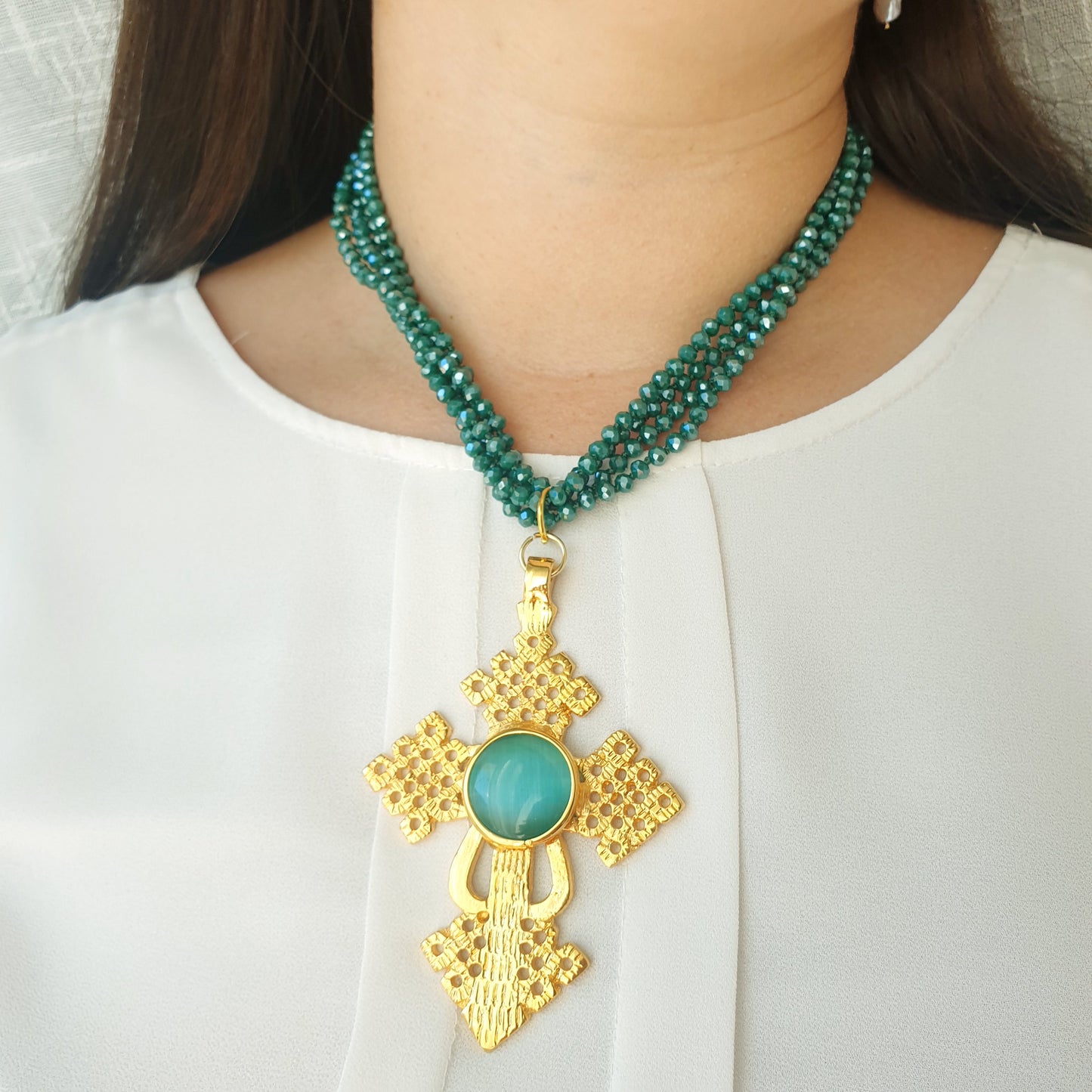 Girocollo di cristallini con croce e occhio di gatto