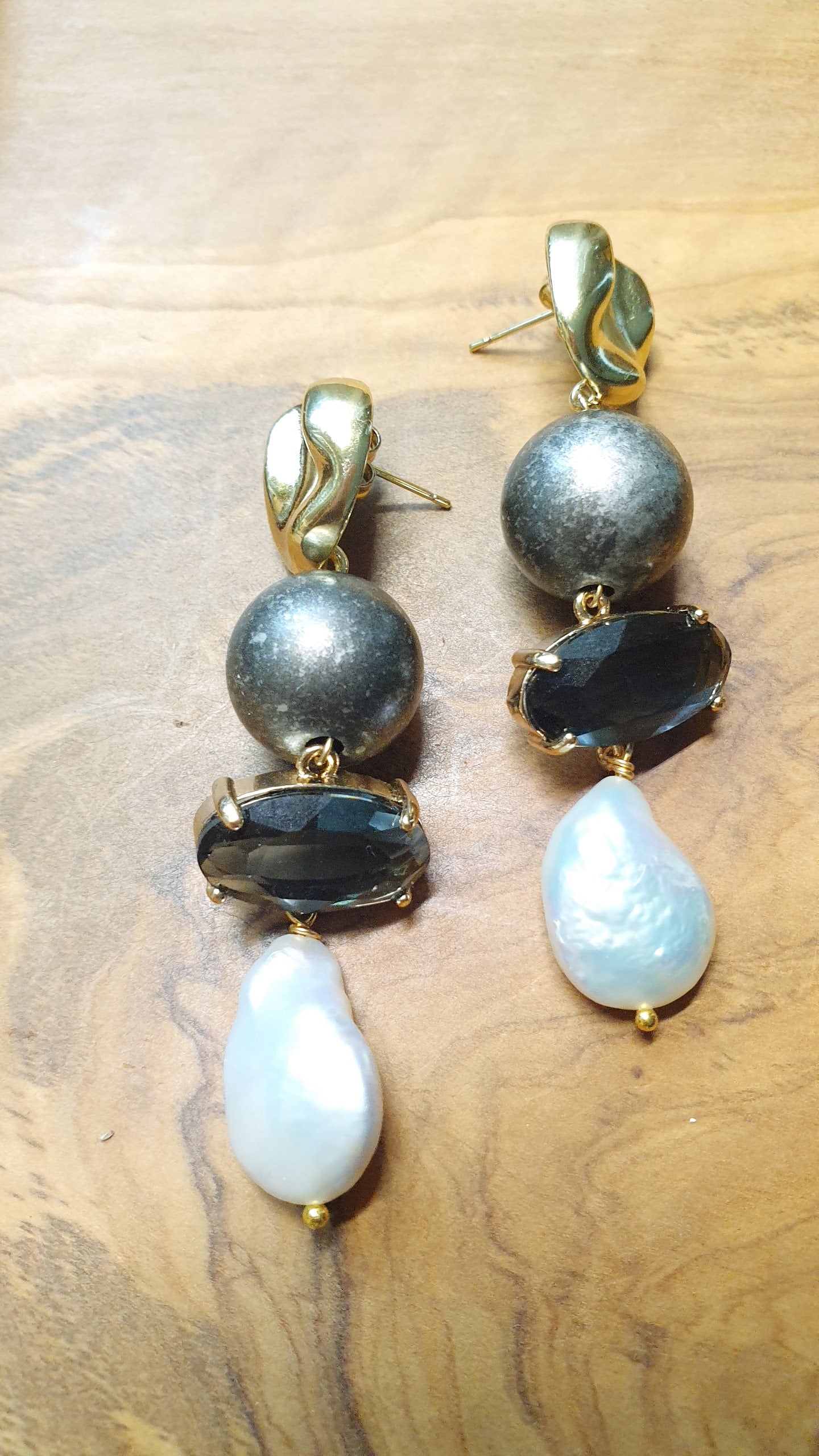 Orecchini in ottone con perle barocche, cristalli e resina