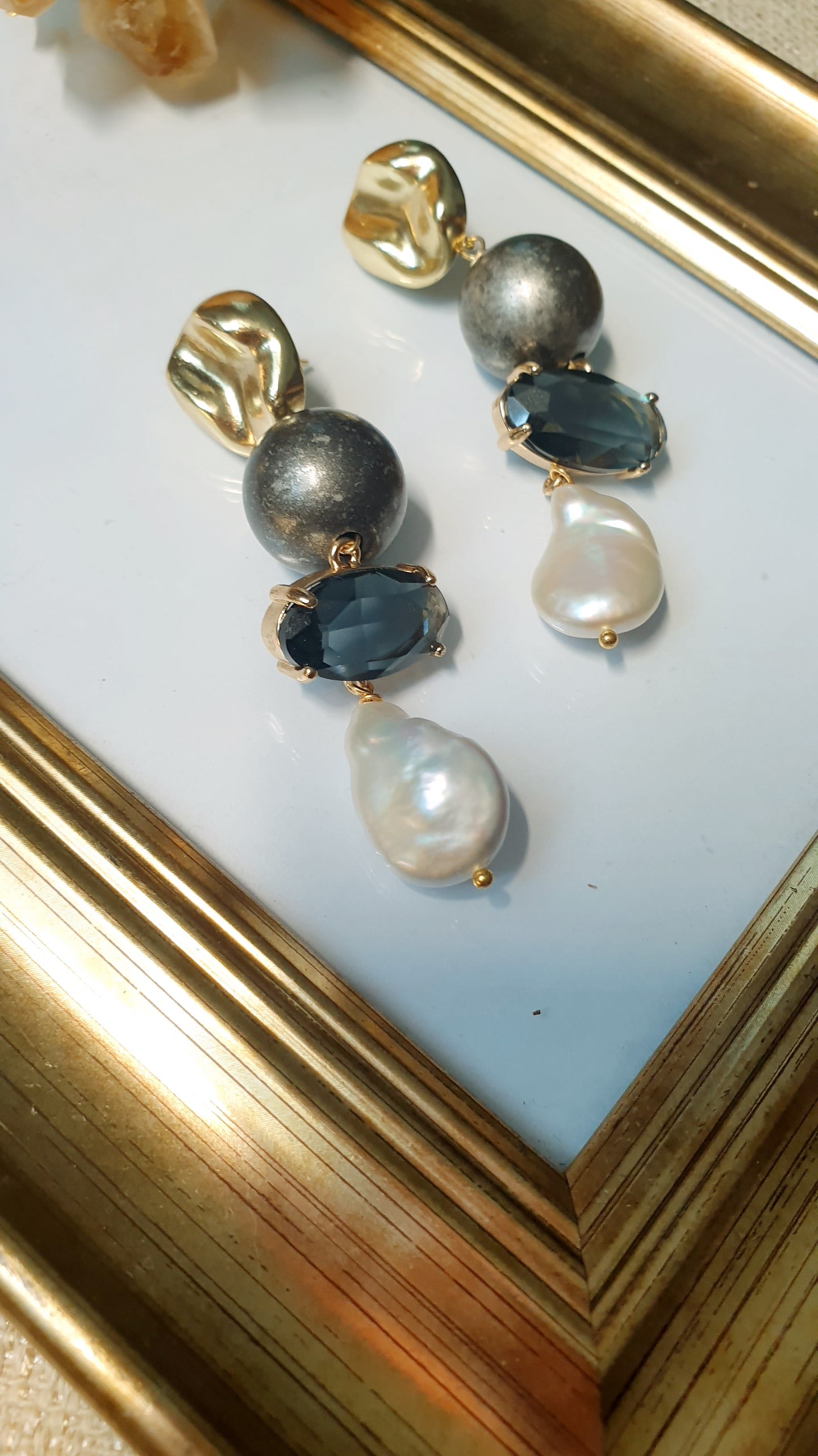 Orecchini in ottone con perle barocche, cristalli e resina