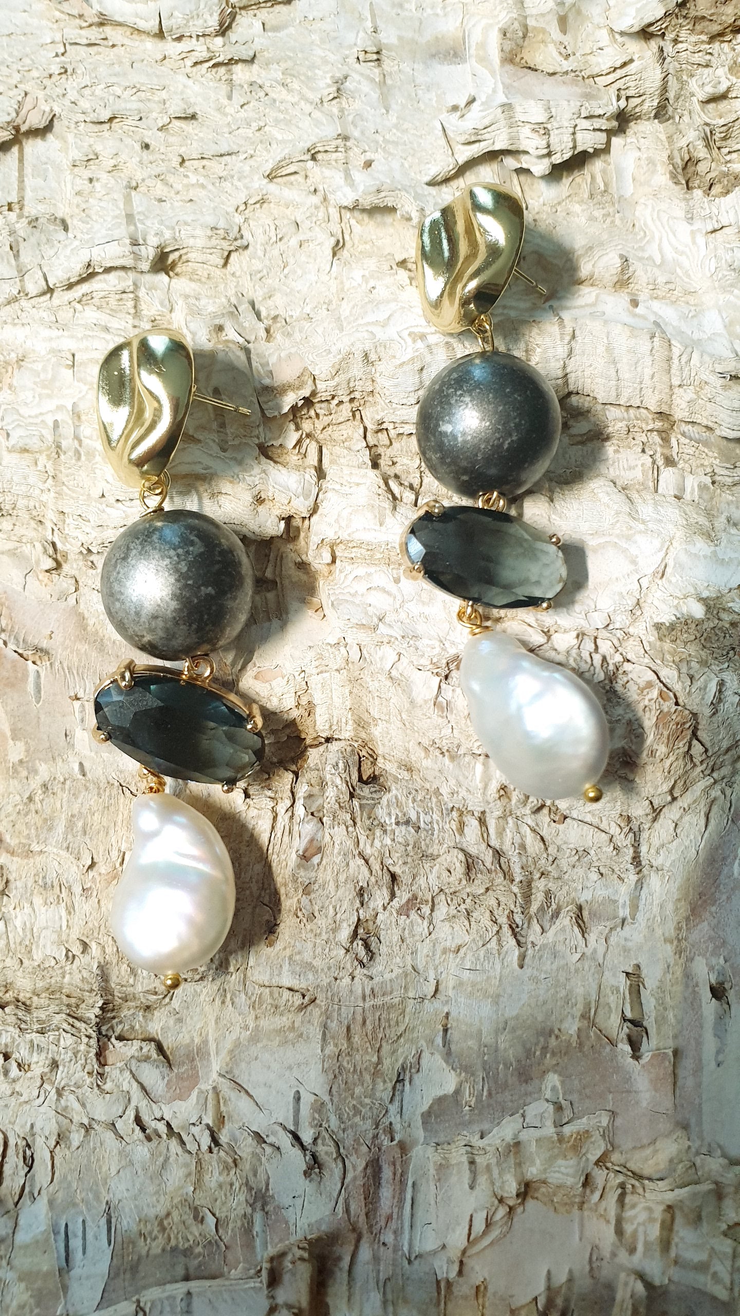 Orecchini in ottone con perle barocche, cristalli e resina