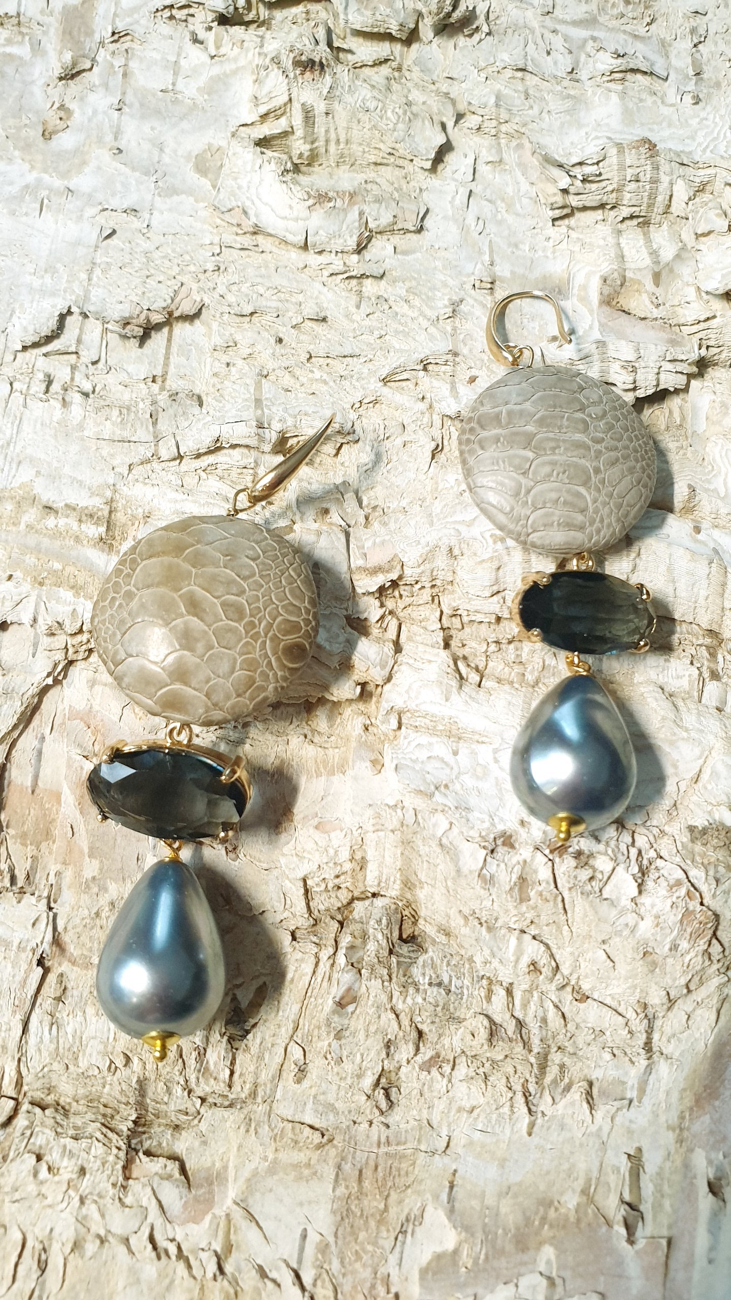 Orecchini in ottone con serpente, cristallo, perle di Maiorca