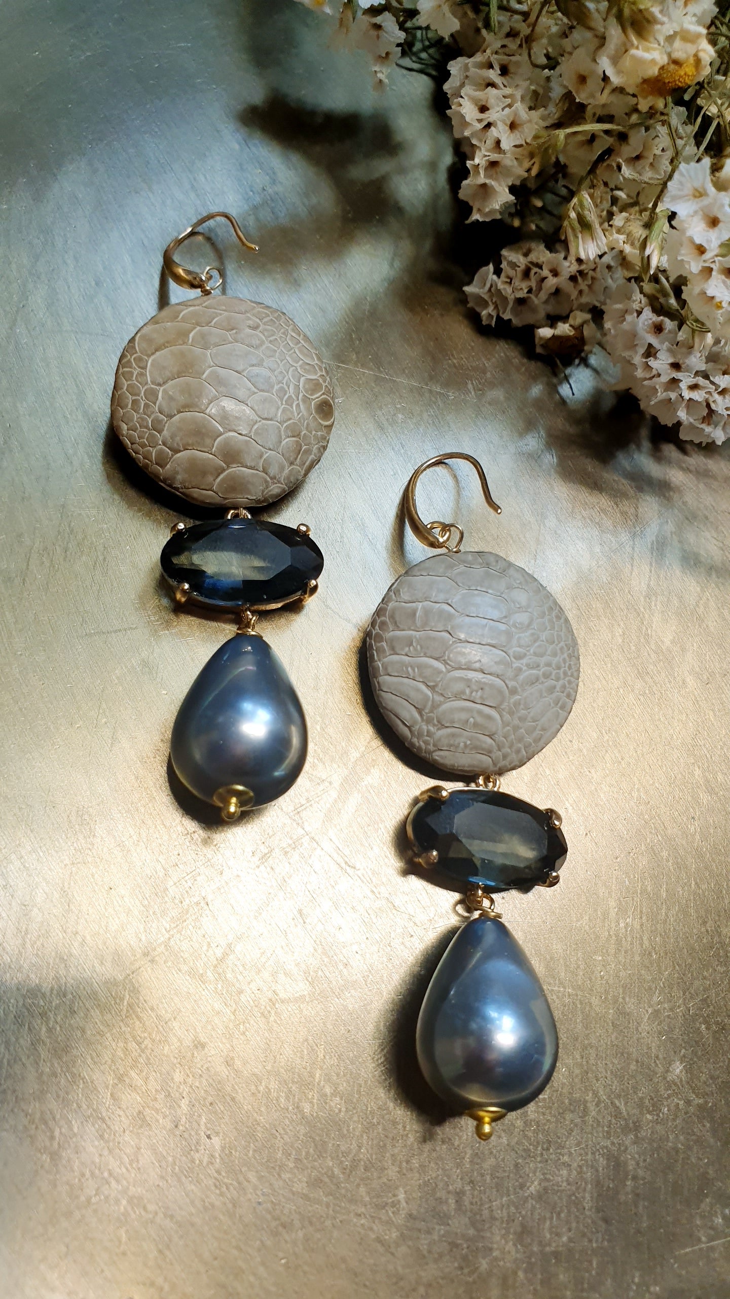 Orecchini in ottone con serpente, cristallo, perle di Maiorca