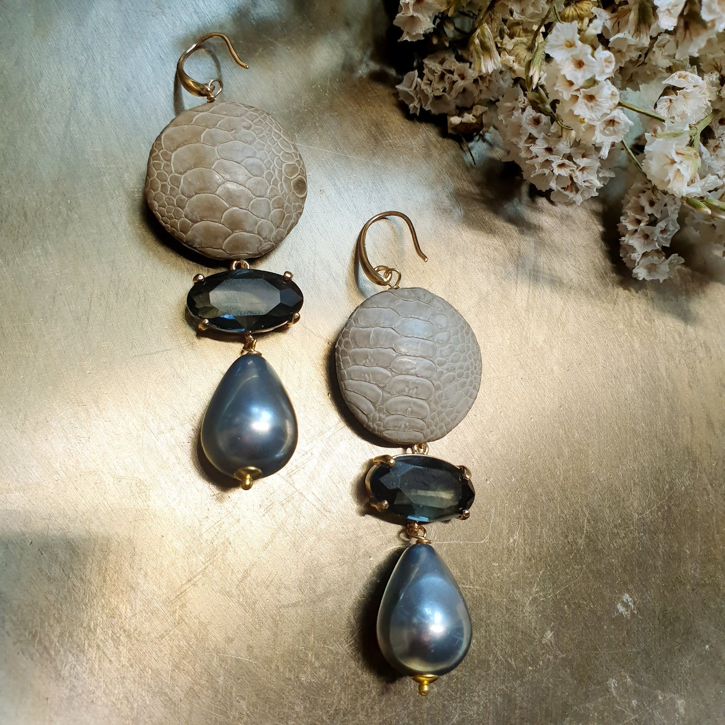 Orecchini in ottone con serpente, cristallo, perle di Maiorca