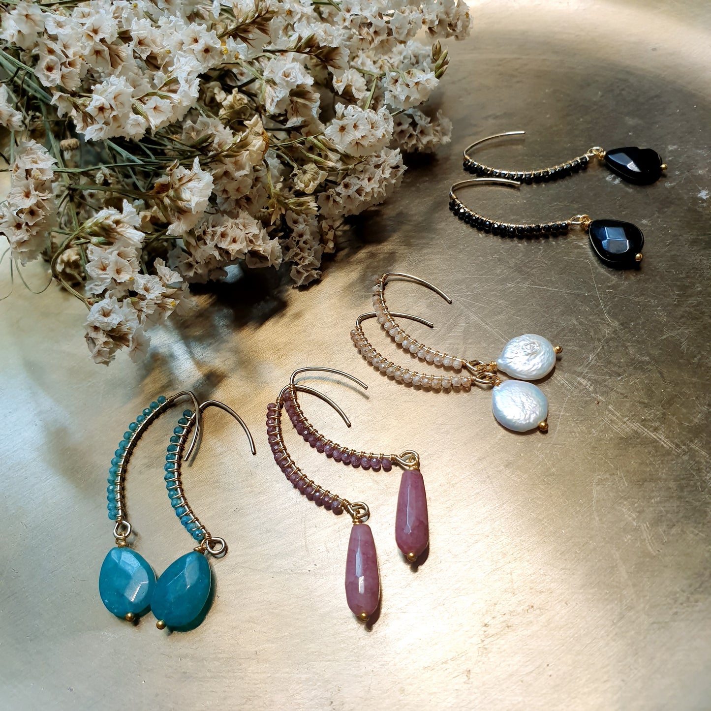 Orecchini in ottone con cristallini, perle, onice, agata