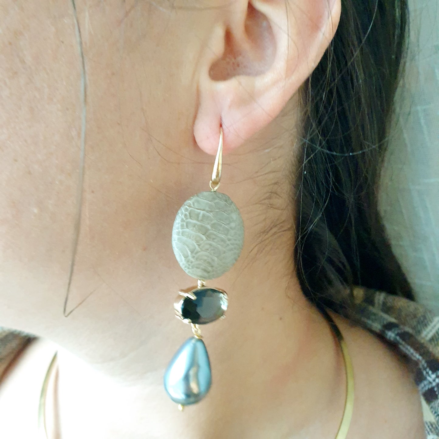 Orecchini in ottone con serpente, cristallo, perle di Maiorca