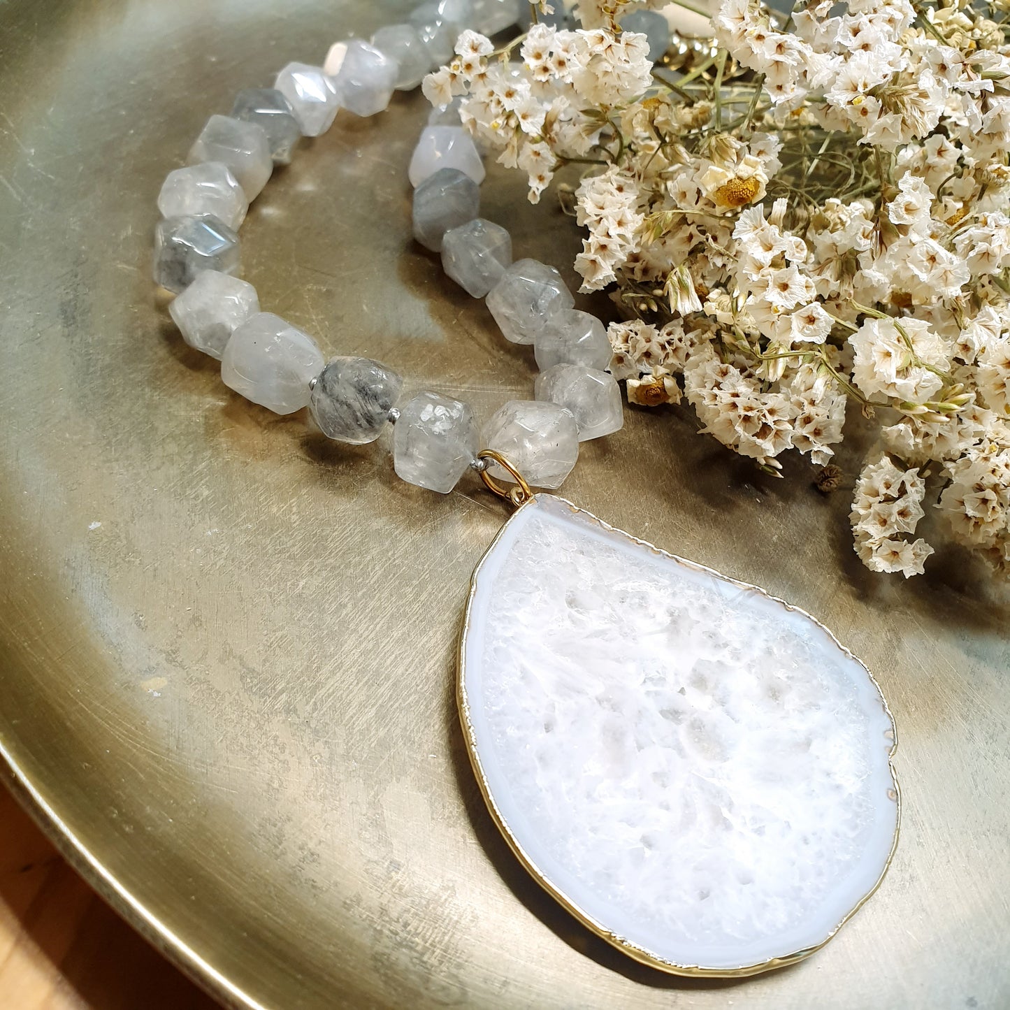 Girocollo in quarzo grigio con grande drusa di agata