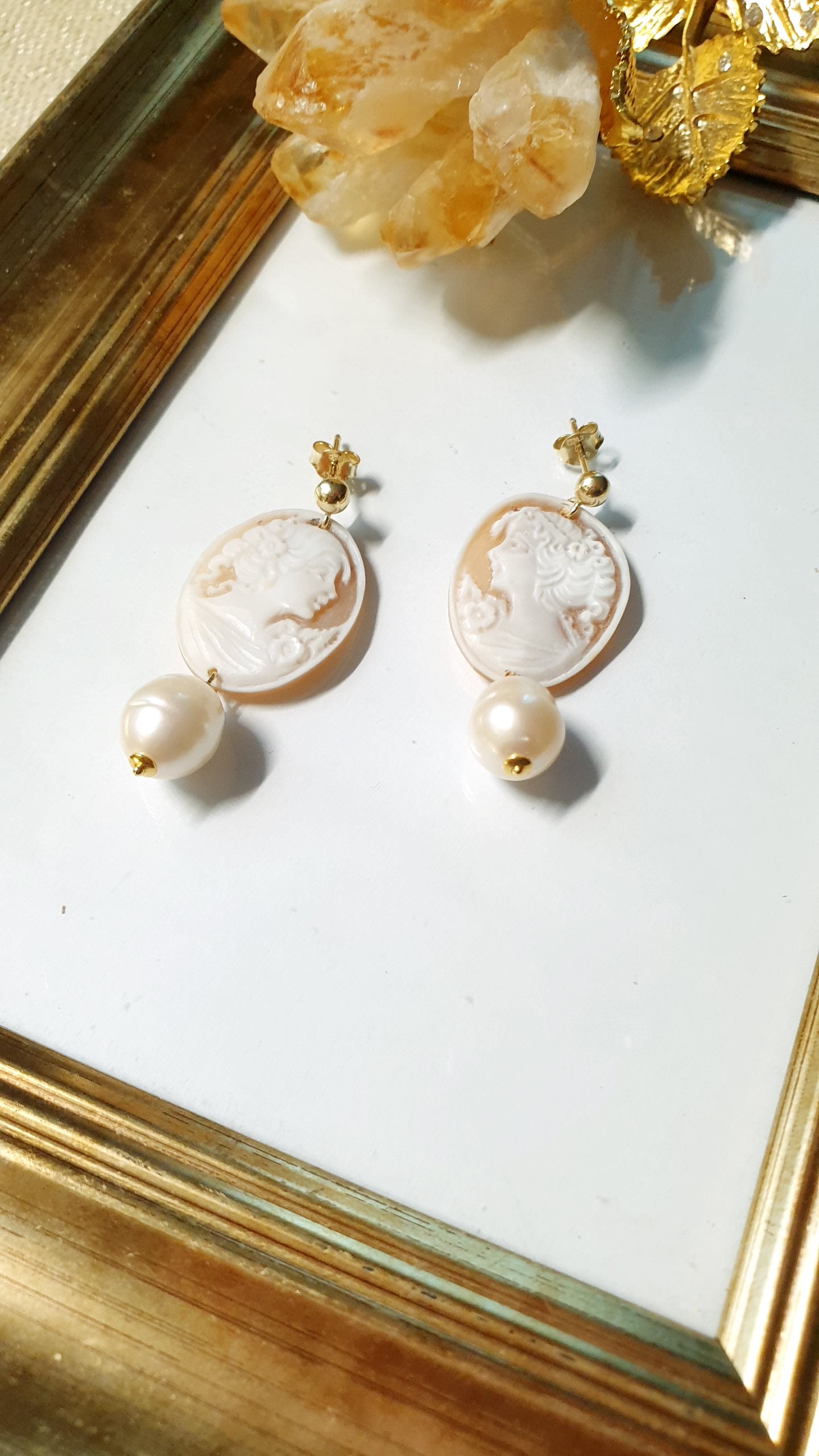 Orecchini in argento con cammei e perle.