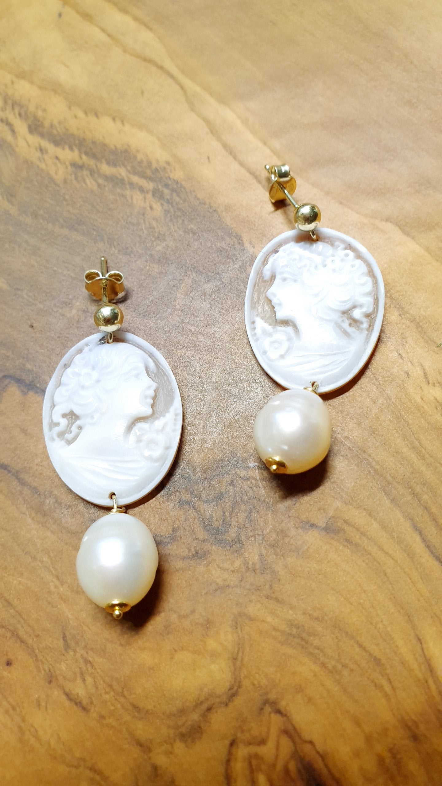 Orecchini in argento con cammei e perle.