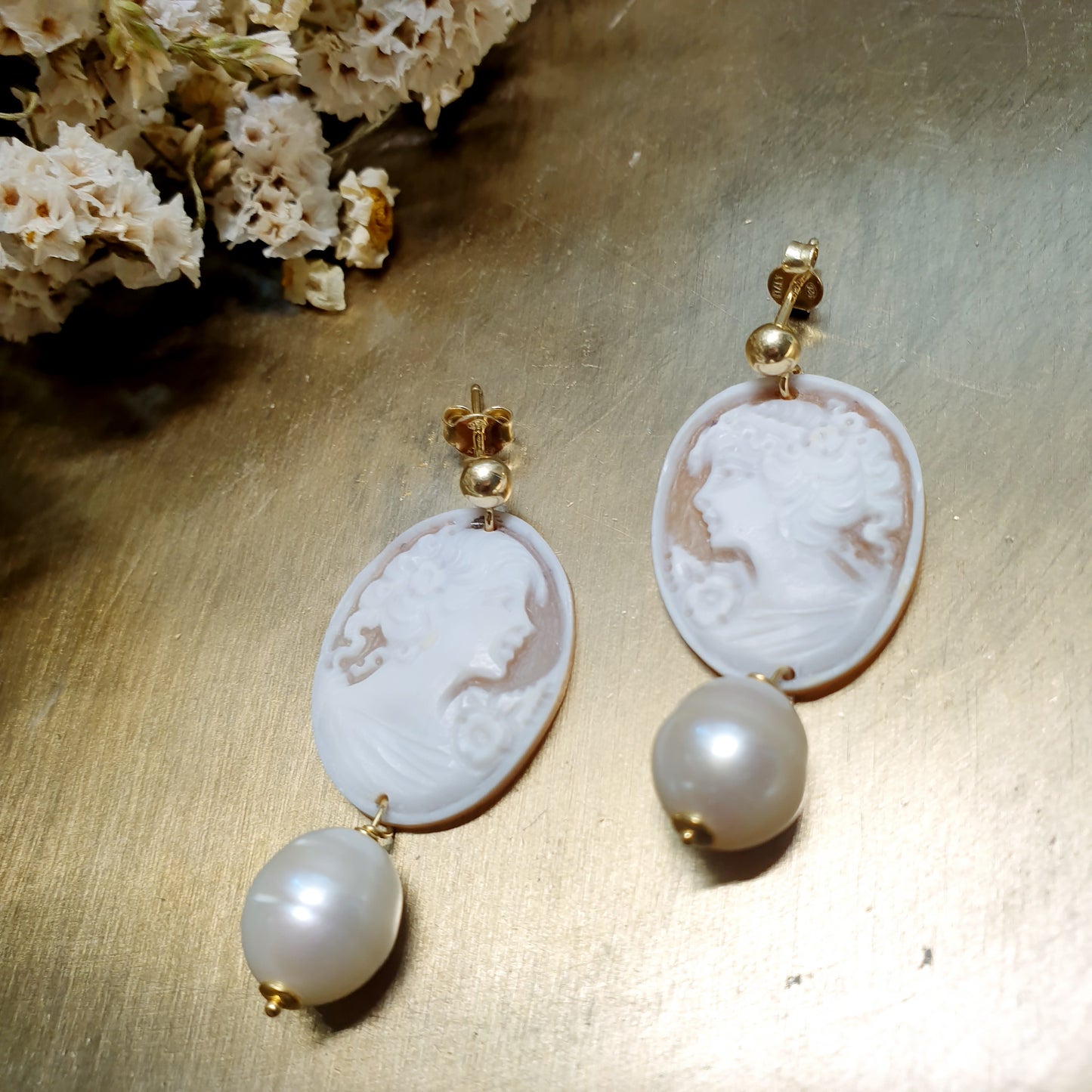 Orecchini in argento con cammei e perle.