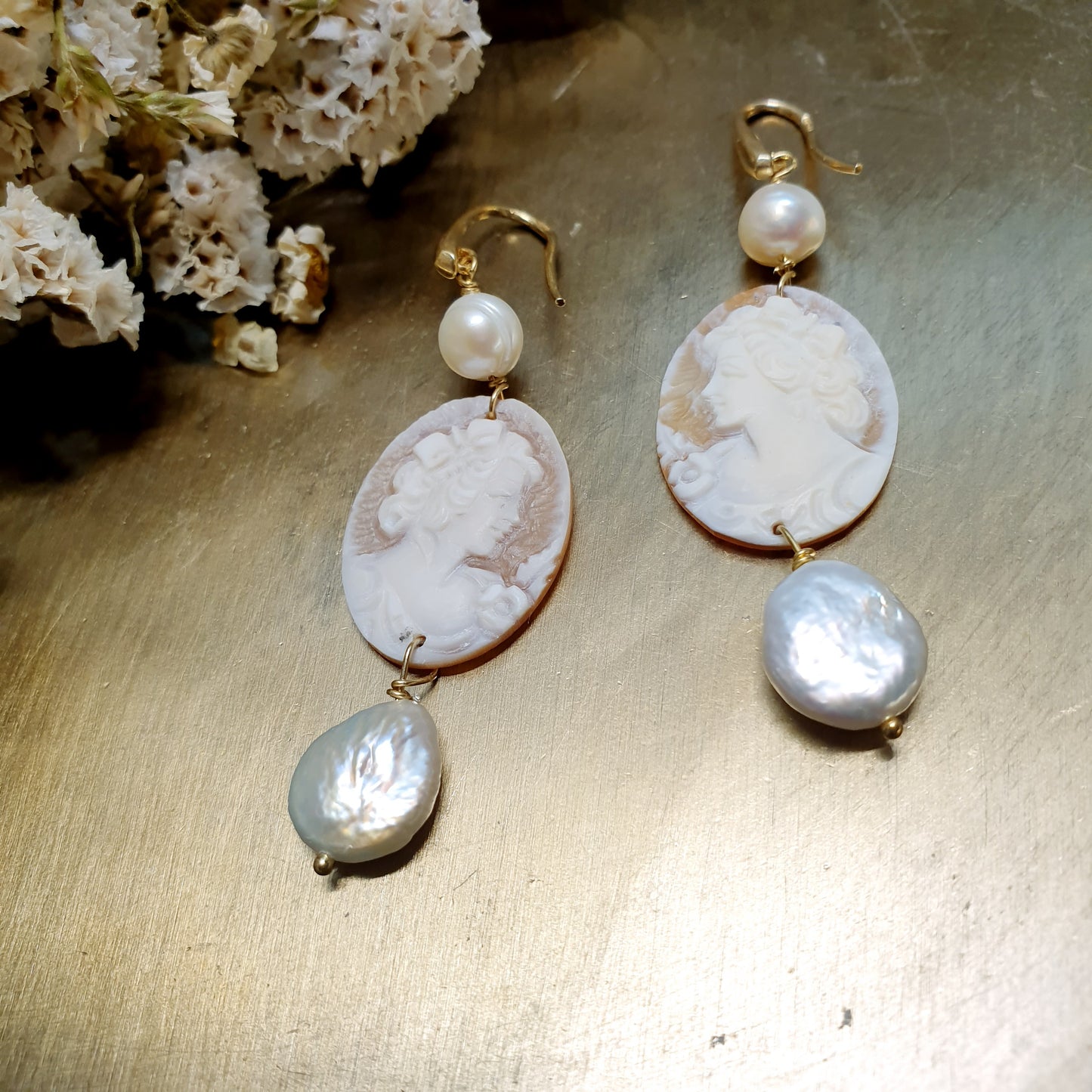 Orecchini in argento con cammei e perle