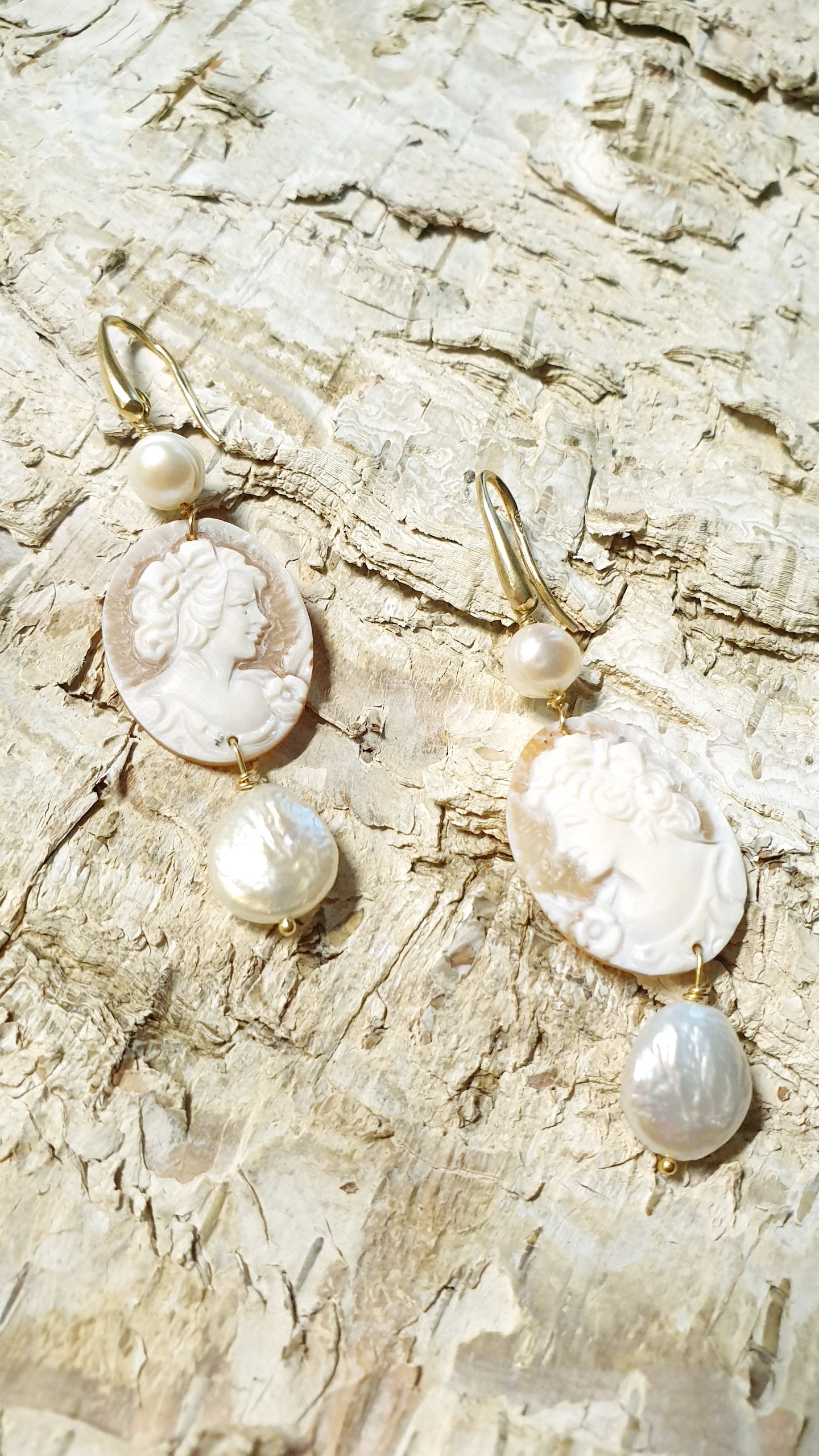 Orecchini in argento con cammei e perle