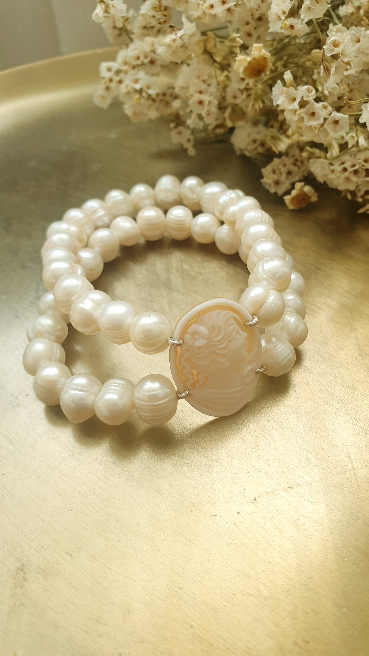 Bracciale in perle di fiume e cammeo