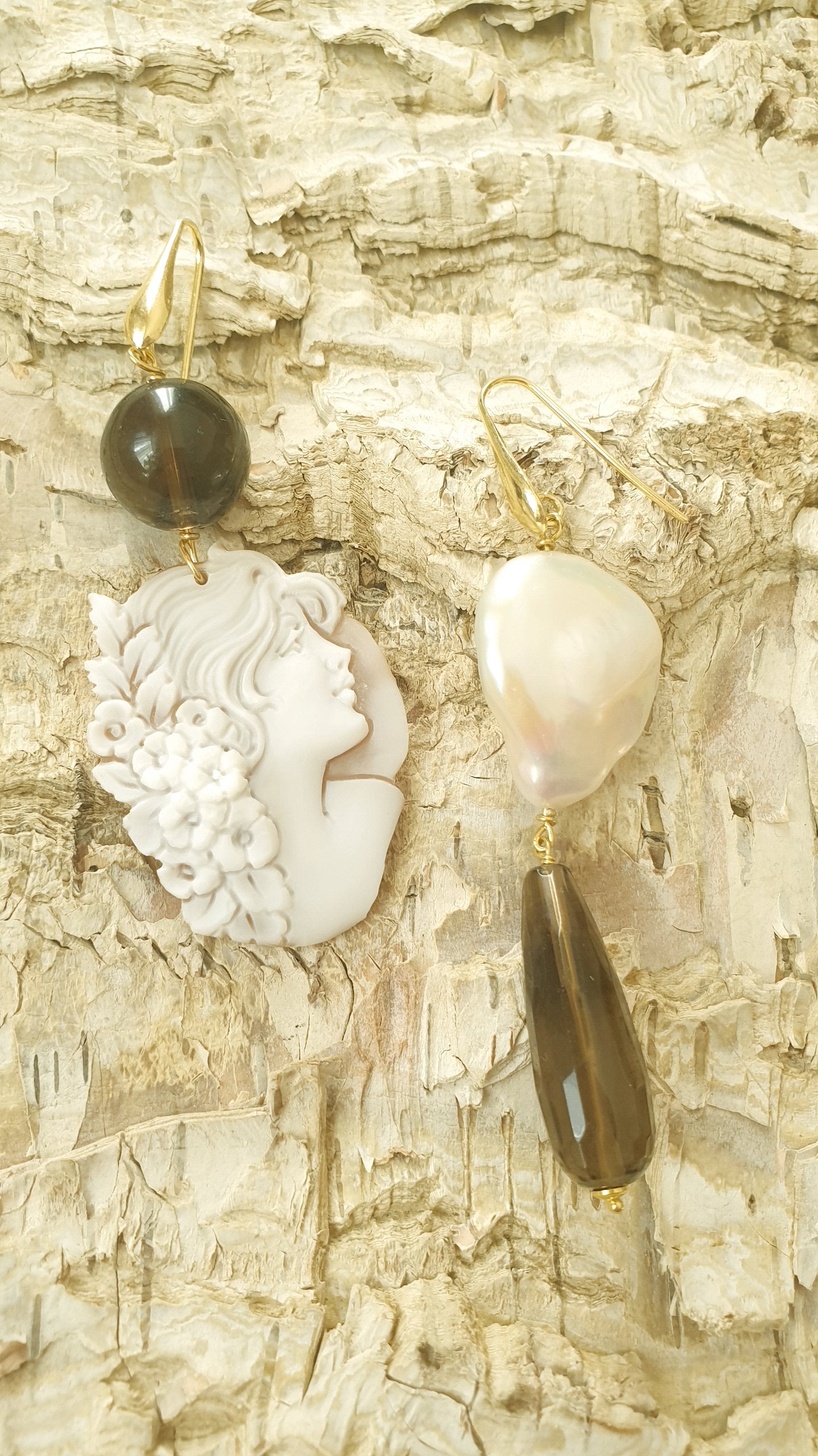 Orecchini in argento con cammeo, perla barocca e quarzo fumo