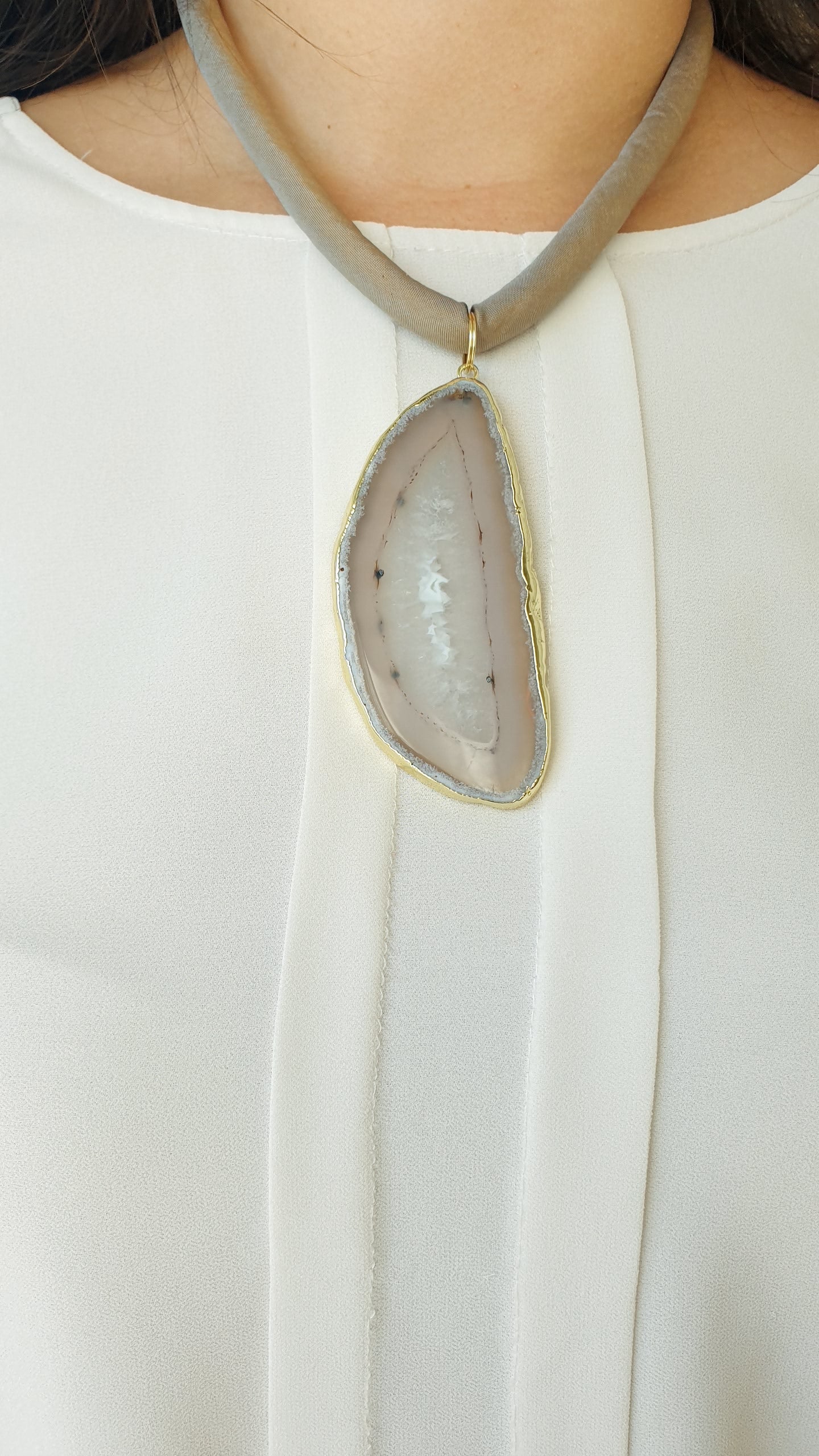 Girocollo in seta con grande fetta di agata.