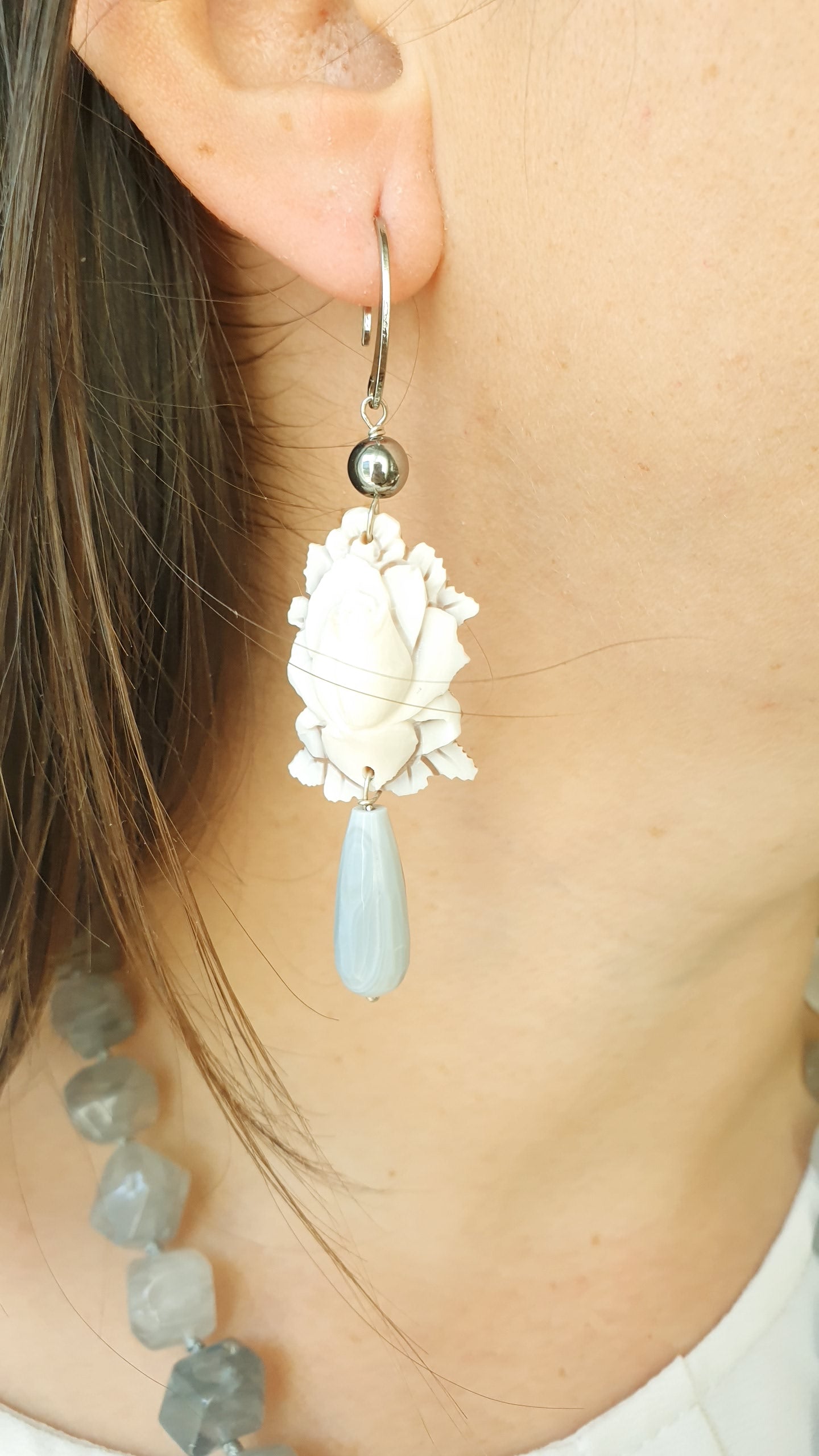 Orecchini in acciaio con cammeo, perla e agate.