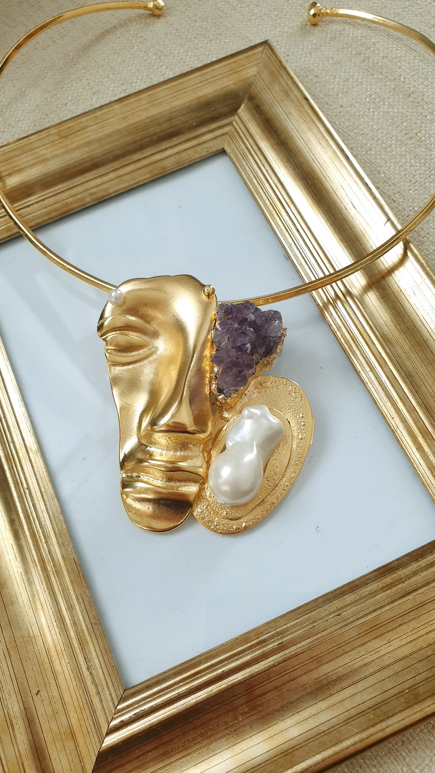 Bellissimo girocollo placcato oro con maschera, drusa di ametista e perla barocca