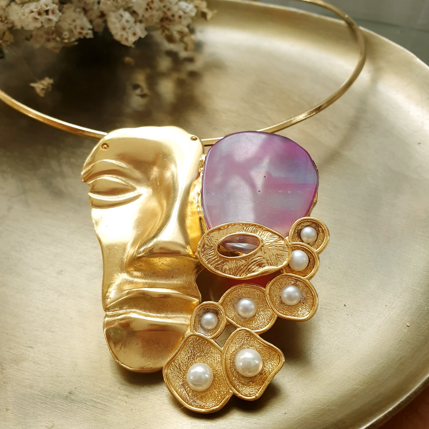 Girocollo placcato oro con maschera, agata perle di fiume