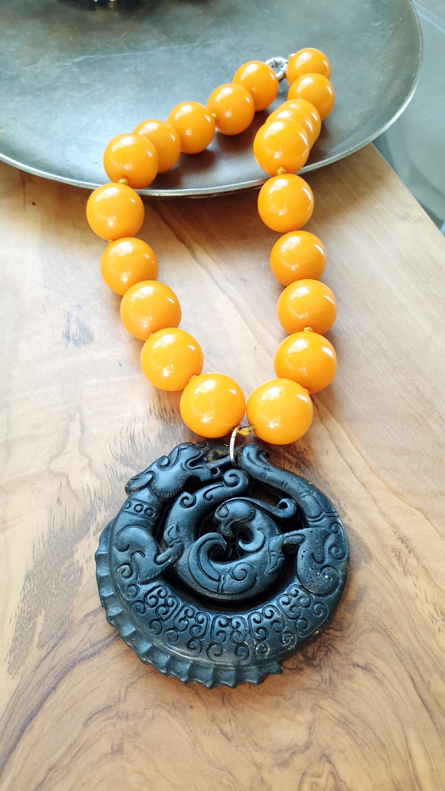 Girocollo in resina con grande giada nera intagliata