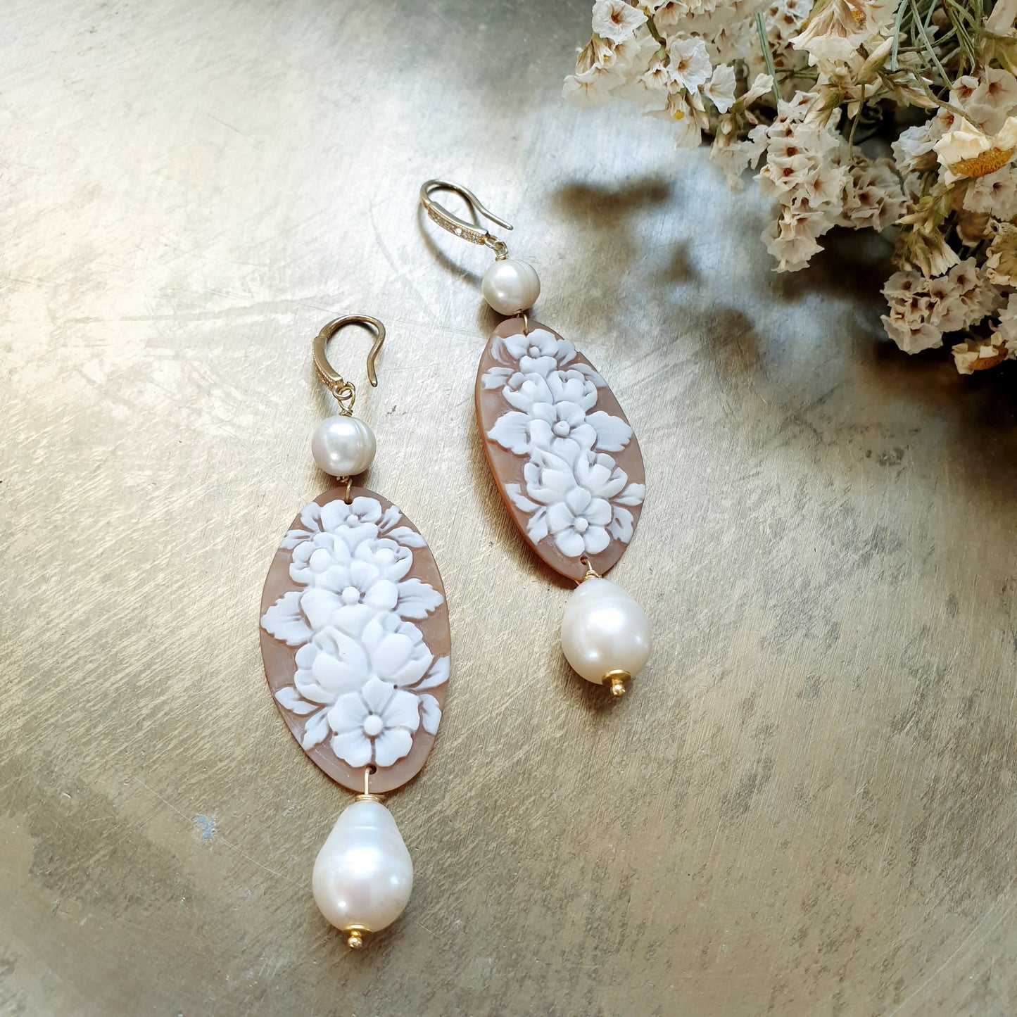 Orecchini in argento con cammei floreali, perle di fiume