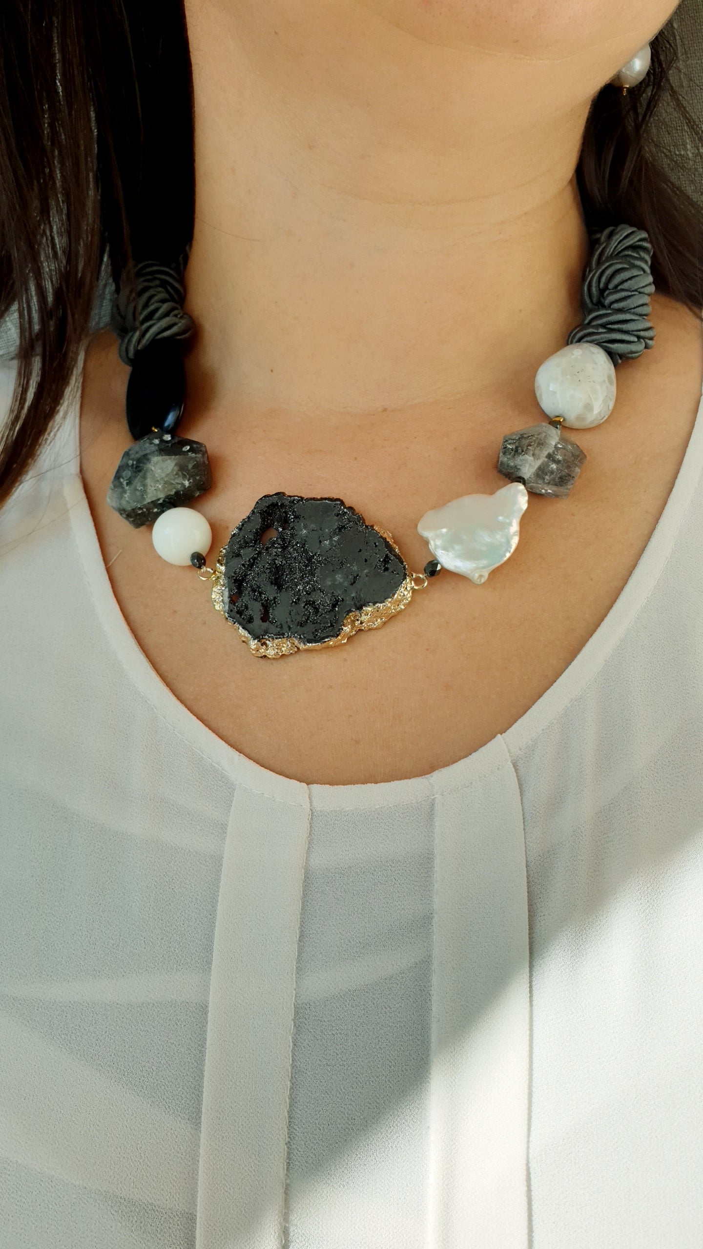 Girocollo in seta con drusa di agat, quarzo tormalinato, perla, onice