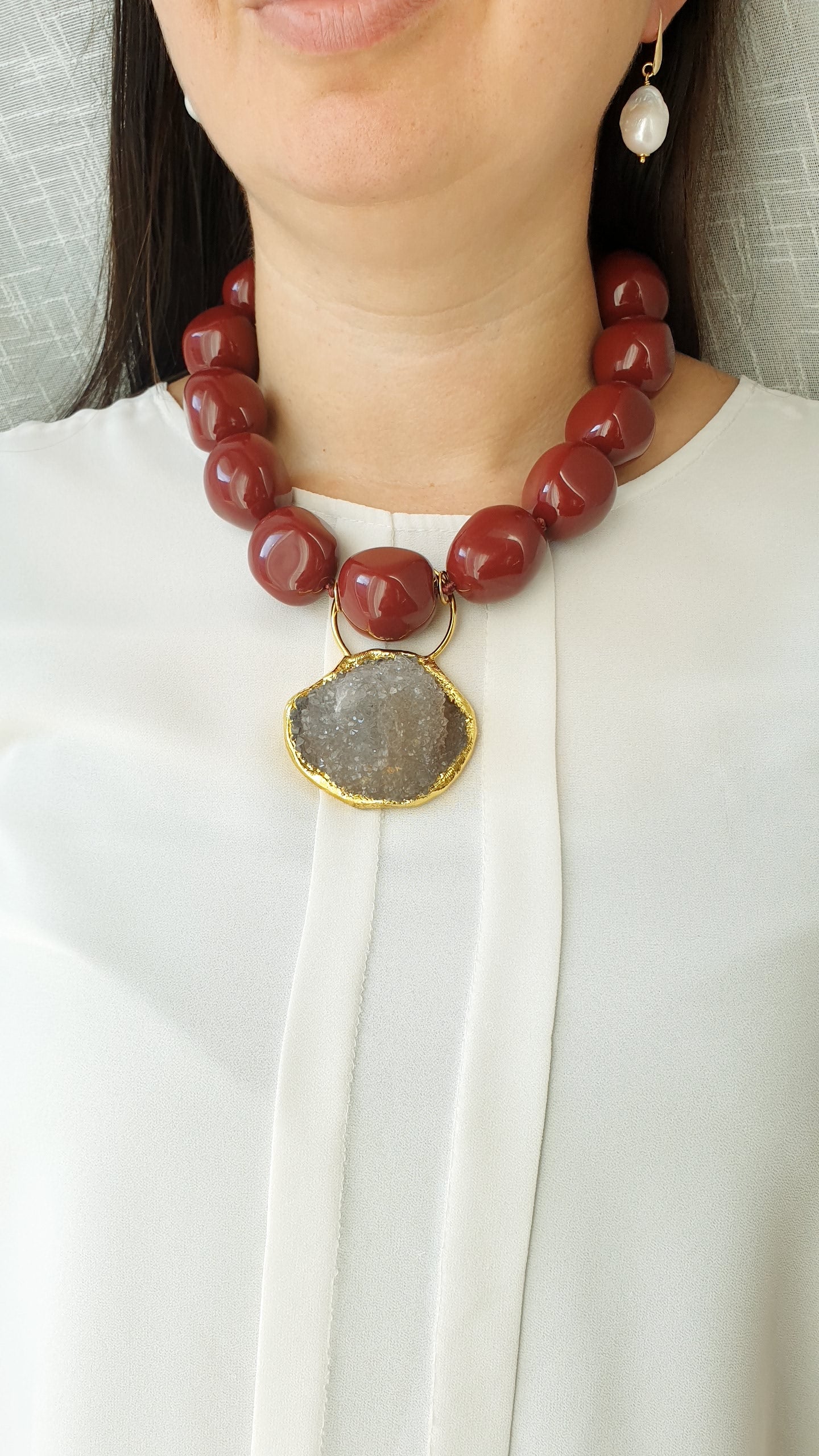 Grande girocollo in resina con drusa di quarzo