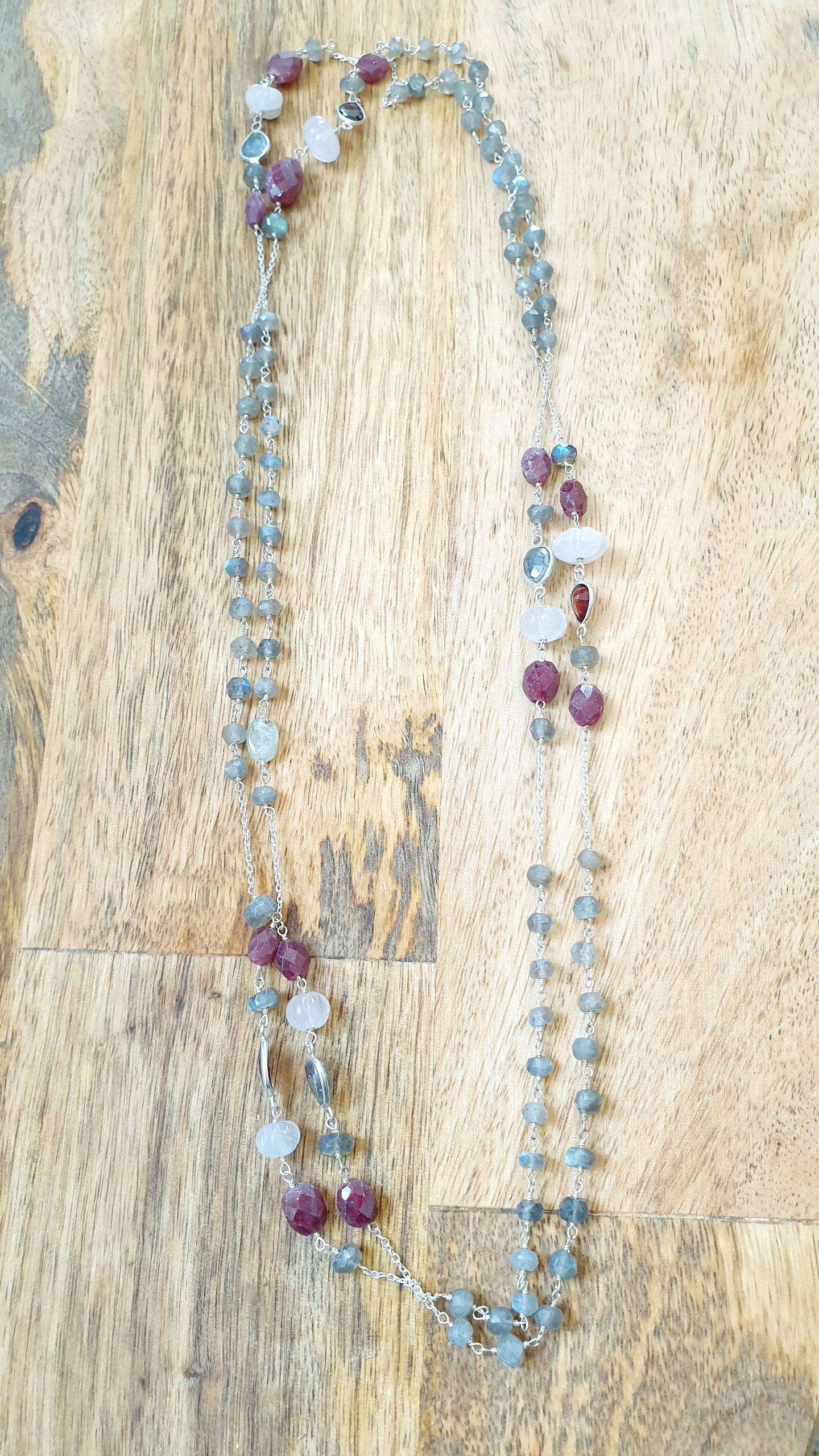 Lunga collana in argento con labradorite, radice di rubino e morganite