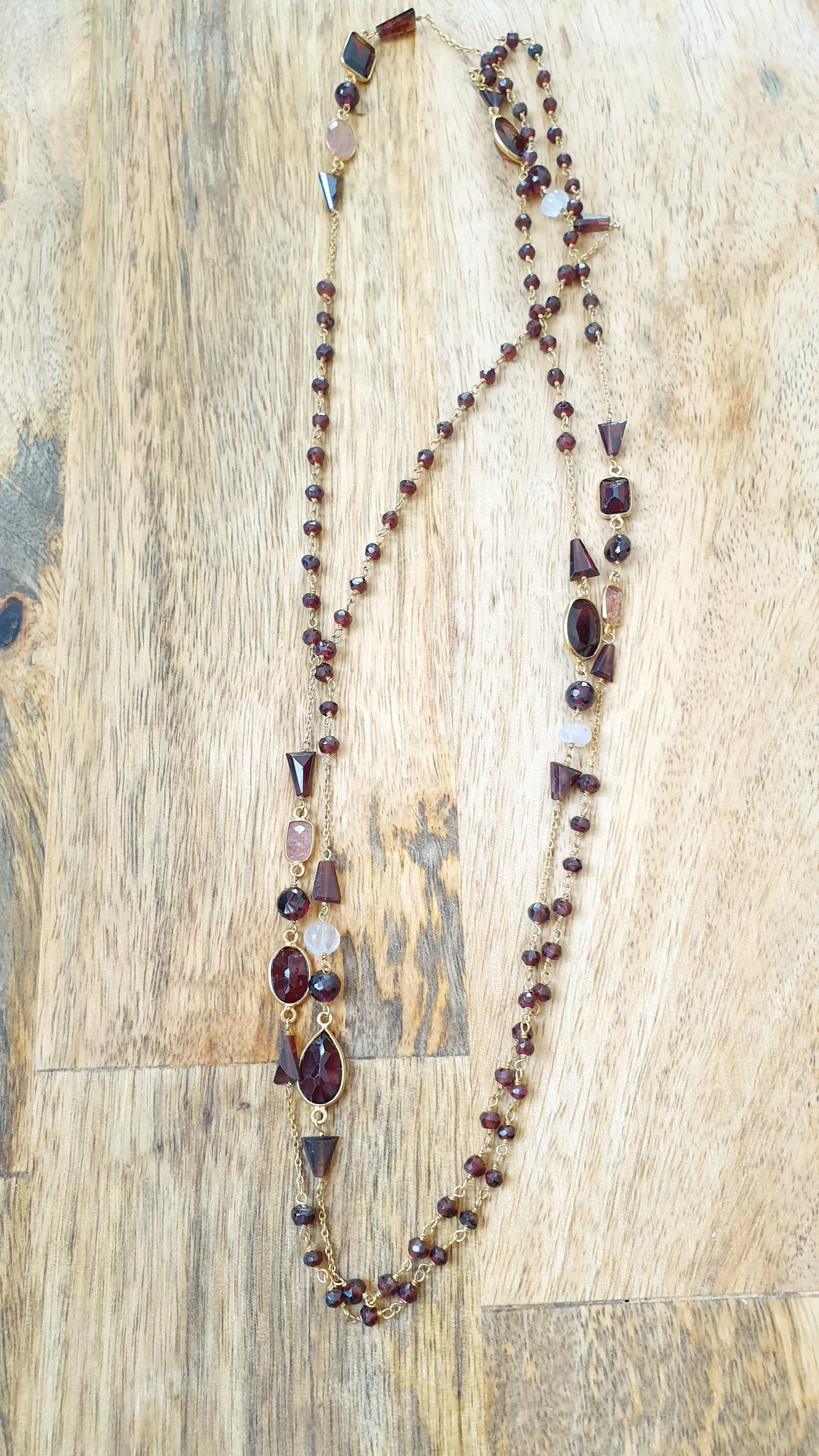 Lunga collana in argento placcato oro con granato e tormaline